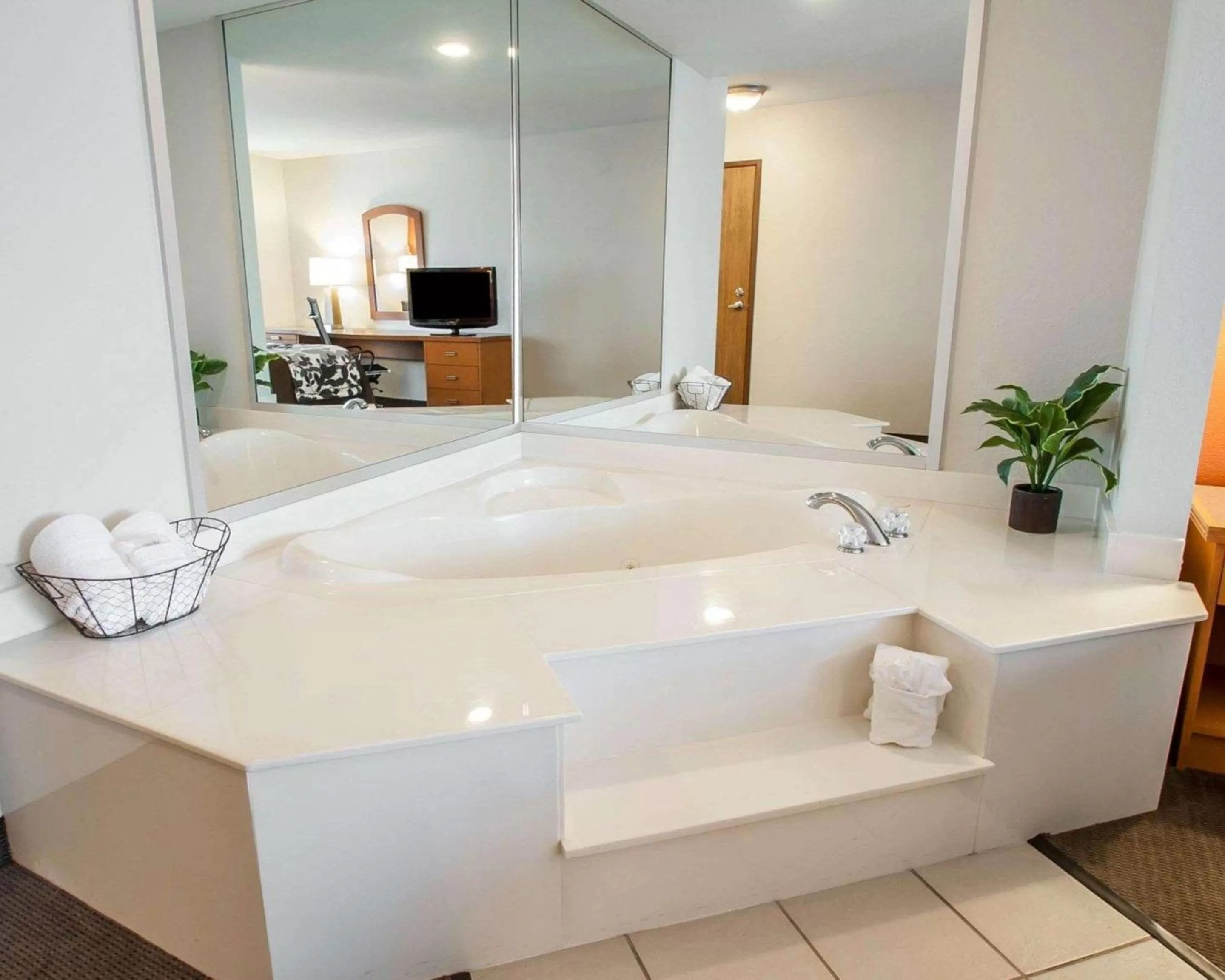 King Suite with Whirlpool - Non-Smoking in Sleep Inn & Suites Lake of the Ozarks