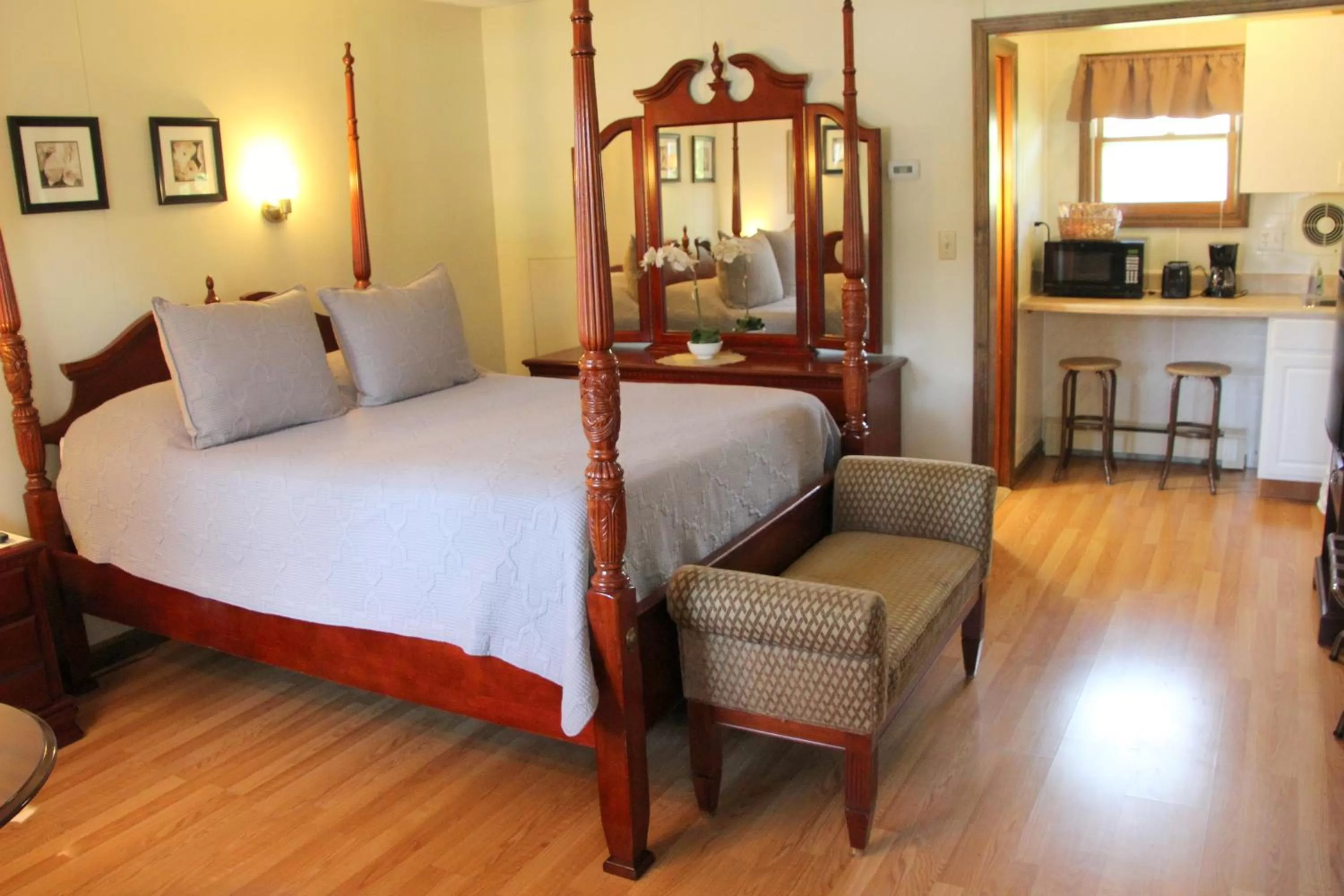 Queen Studio in All Seasons Inn