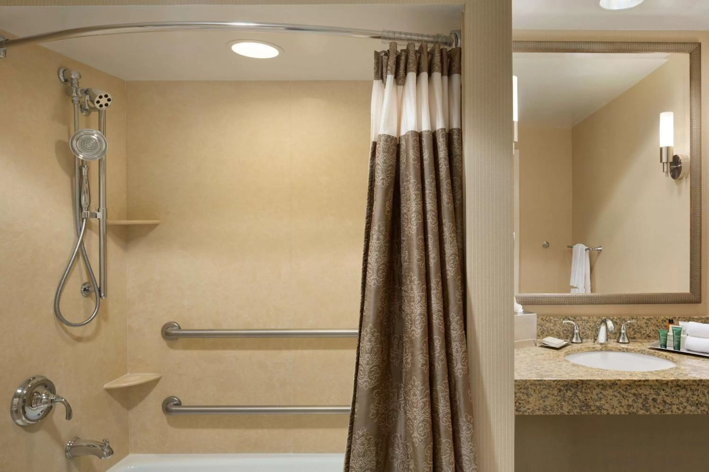 Deluxe King Room with Bath Tub - Mobility Accessible in Hilton St. Louis Frontenac
