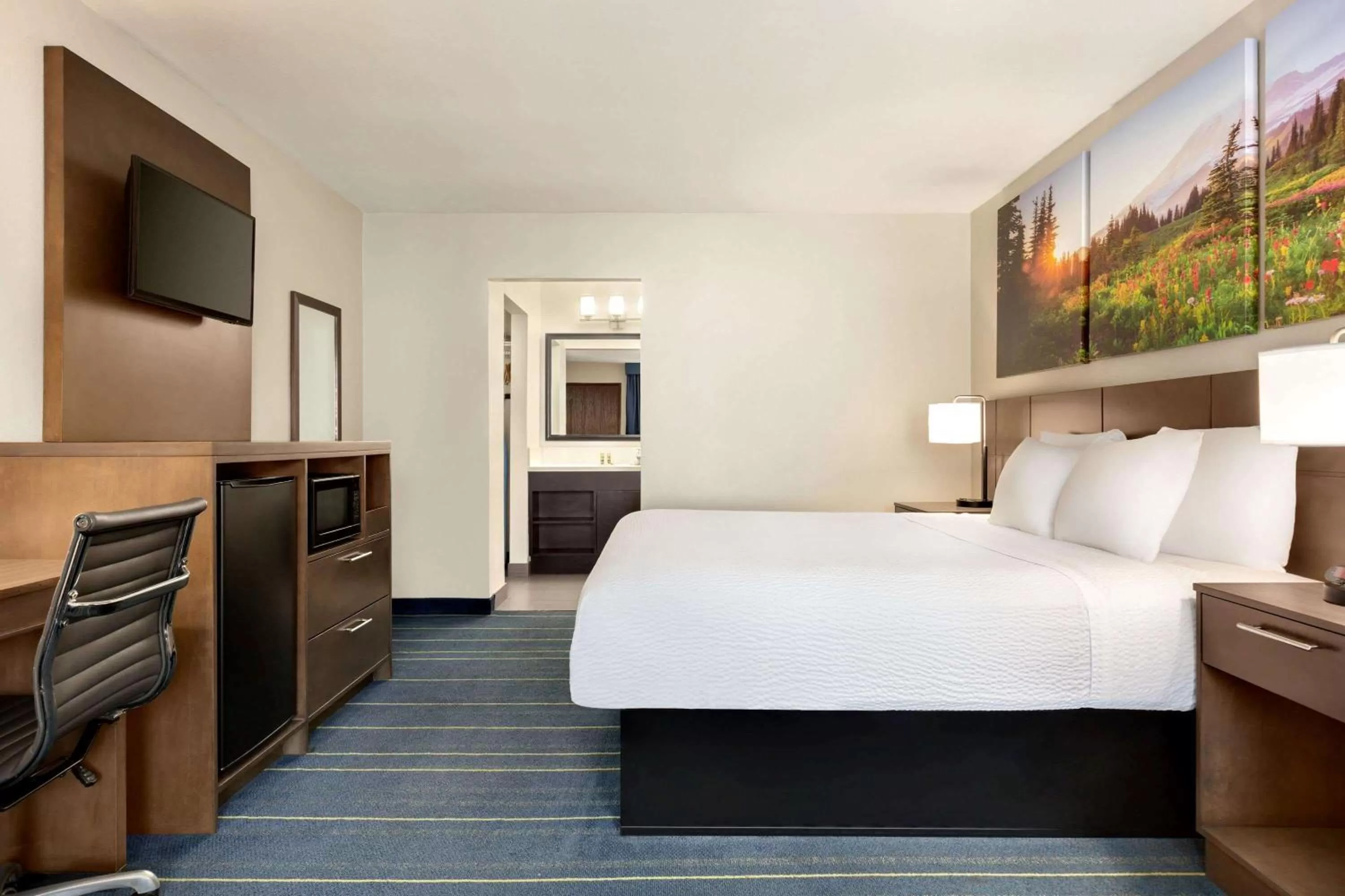 King Room - Non-Smoking in Days Inn & Suites by Wyndham Anaheim At Disneyland Park