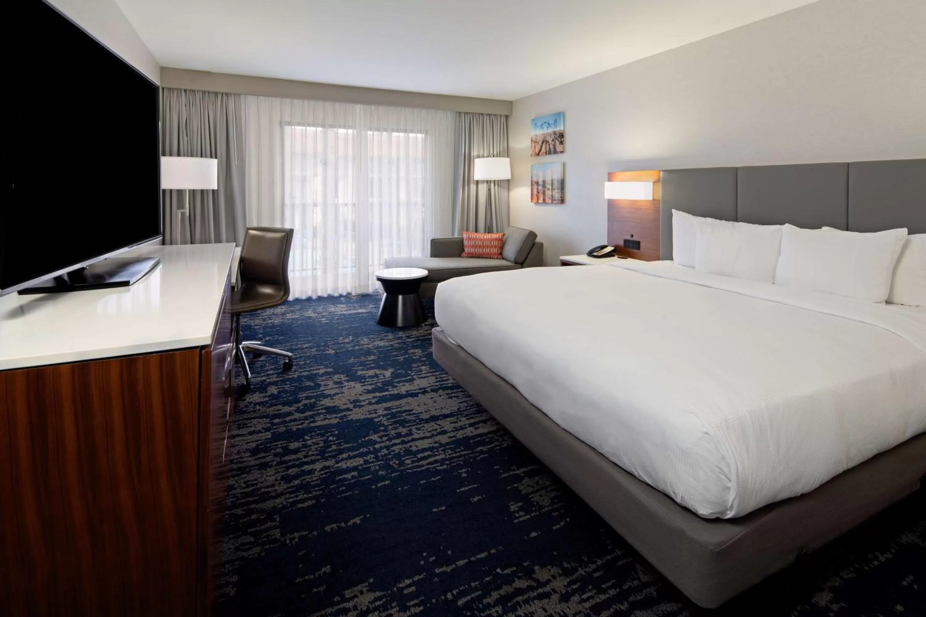 King Room with Balcony in DoubleTree by Hilton Bakersfield