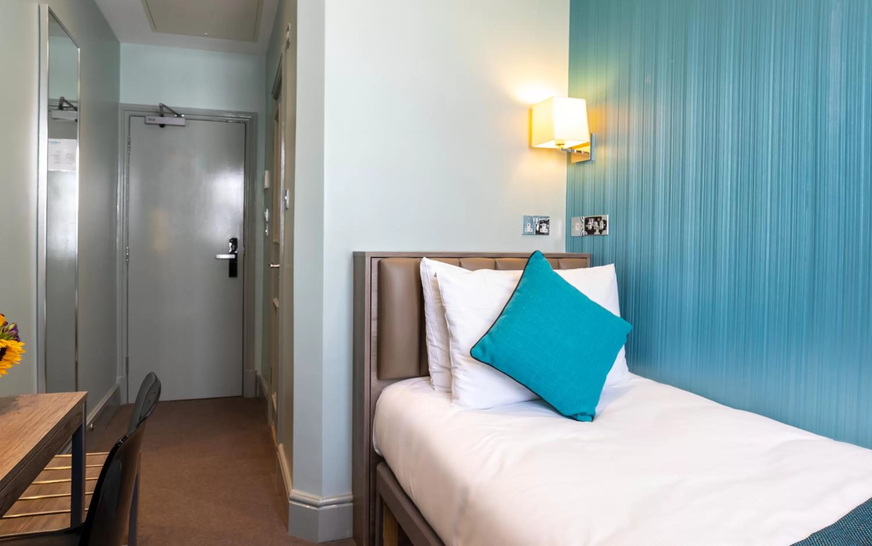 Single Room in Sidney Hotel London-Victoria