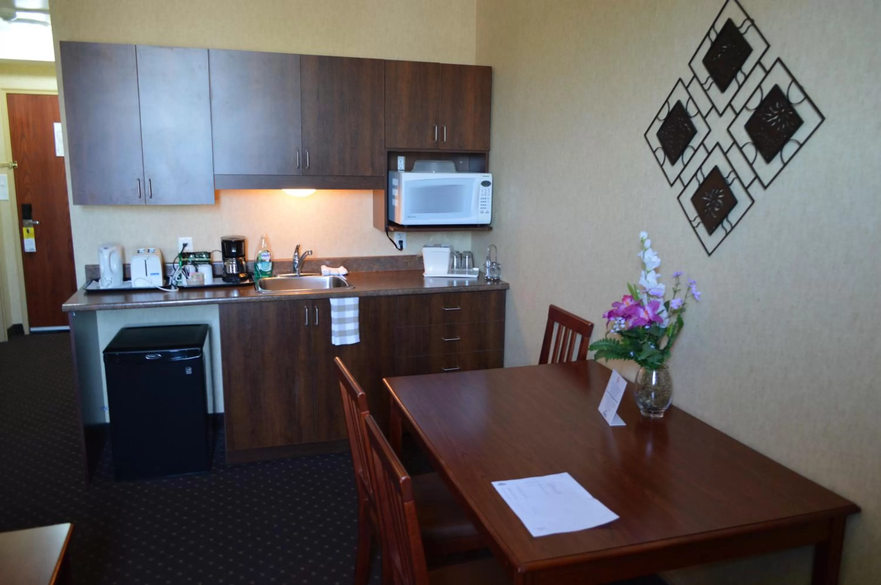 Queen Suite with Two Queen Beds - Non Smoking/Pet Friendly in Clarion Hotel