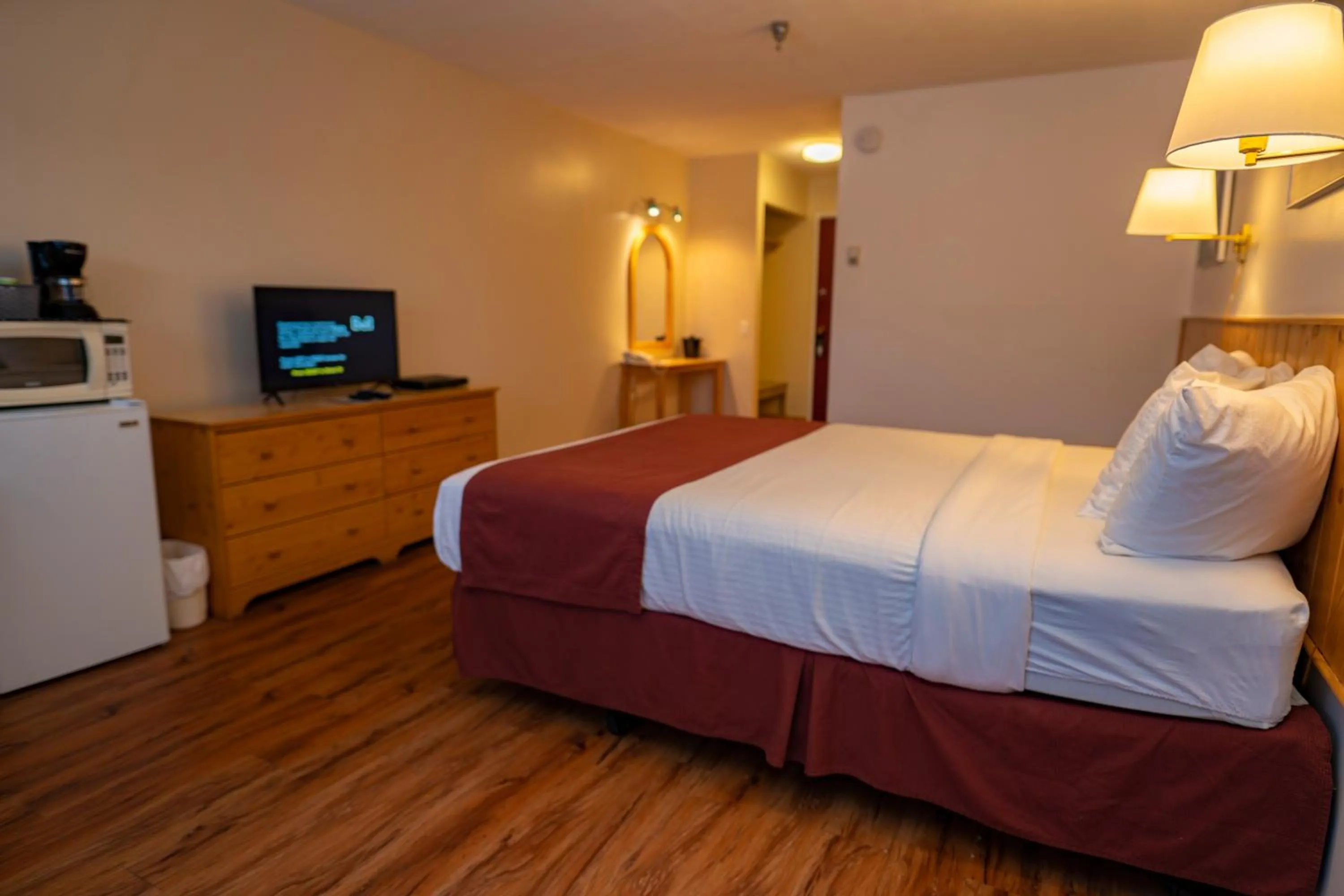 Queen Room in Canadas Best Value Inn- Riverview Hotel