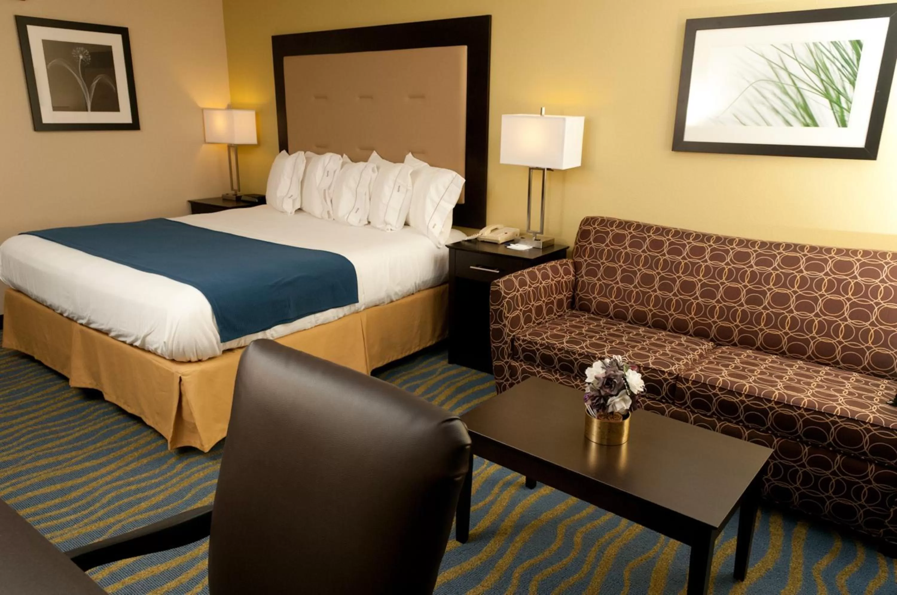 Double Room with Two Double Beds - Hearing Mobility Access with Tub - Non-Smoking in Holiday Inn Express Hotel & Suites Bloomington-Normal University Area by IHG