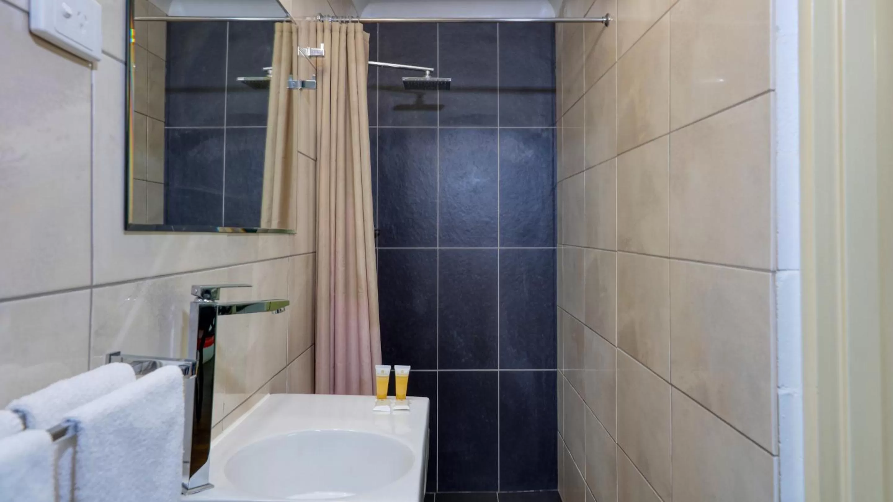 Standard Queen Room in Azalea Motel