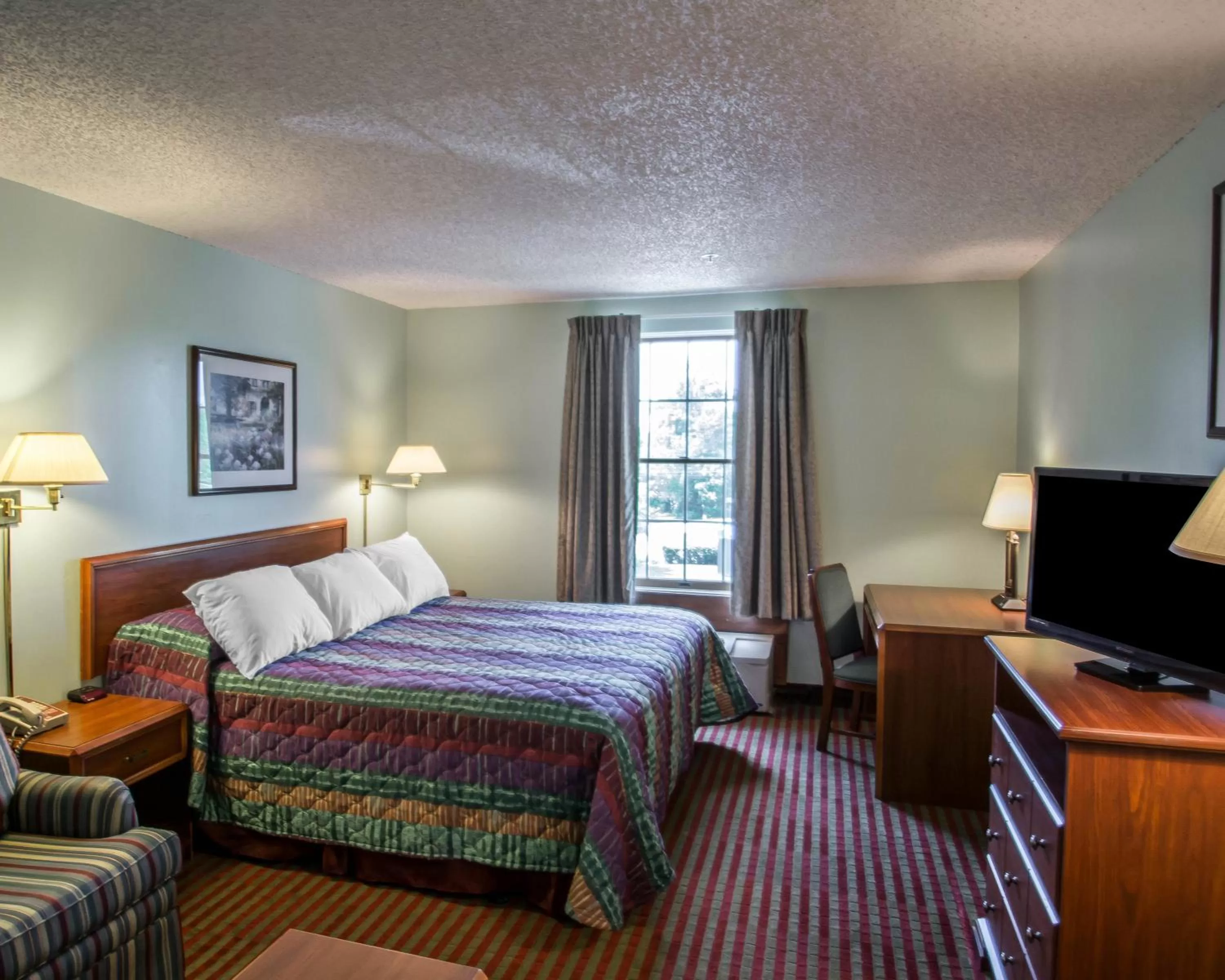 King Room with Roll-In Shower - Accessible/Non-Smoking in Rodeway Inn