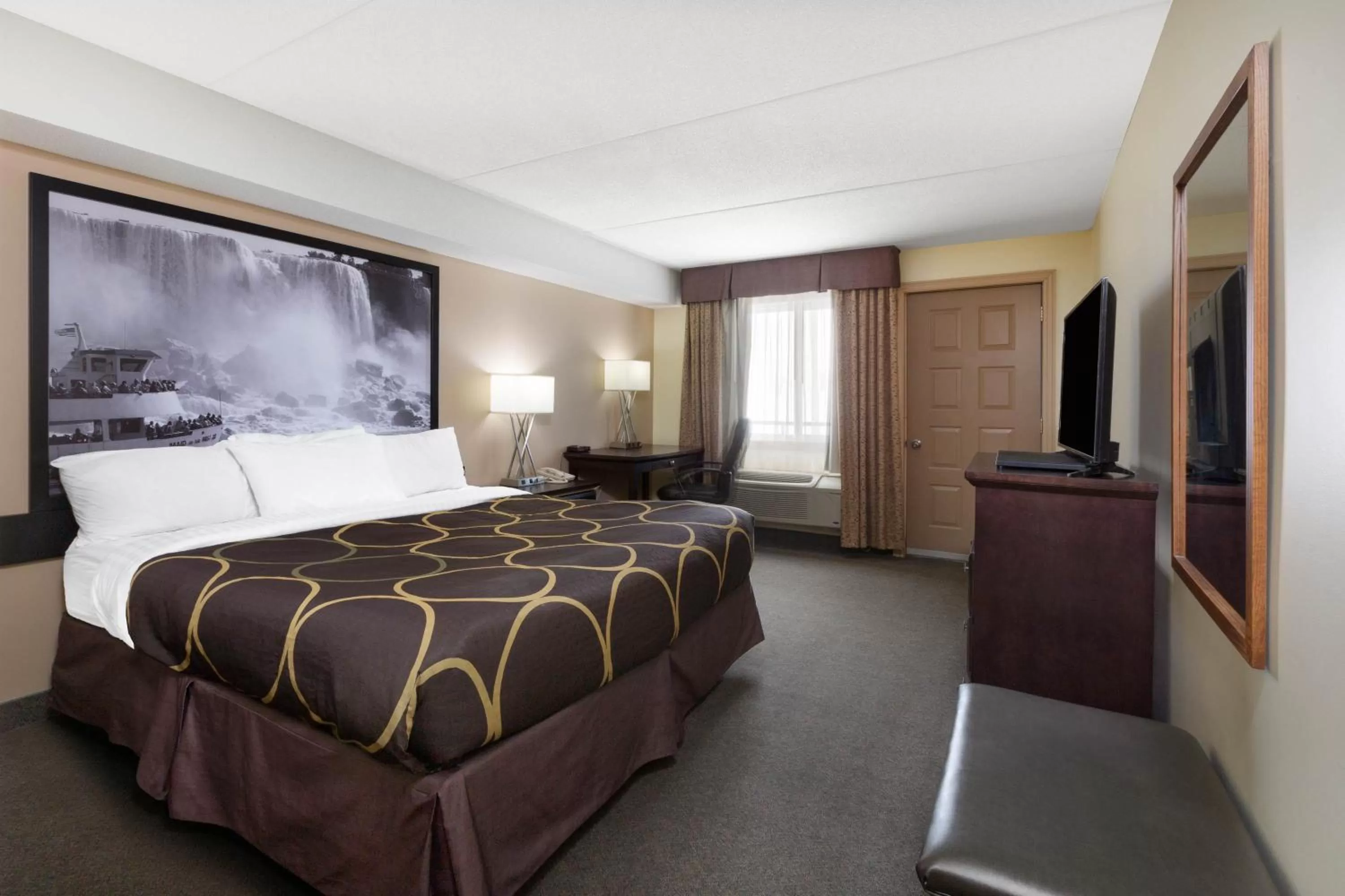 King Room - Non-Smoking in Super 8 by Wyndham Niagara Falls by the Falls