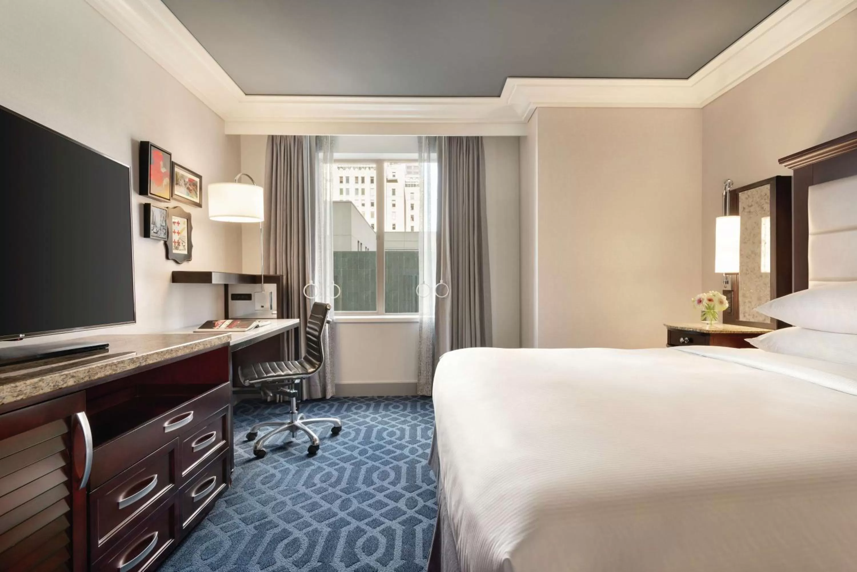 Large King Room - City View in Hilton Checkers Los Angeles