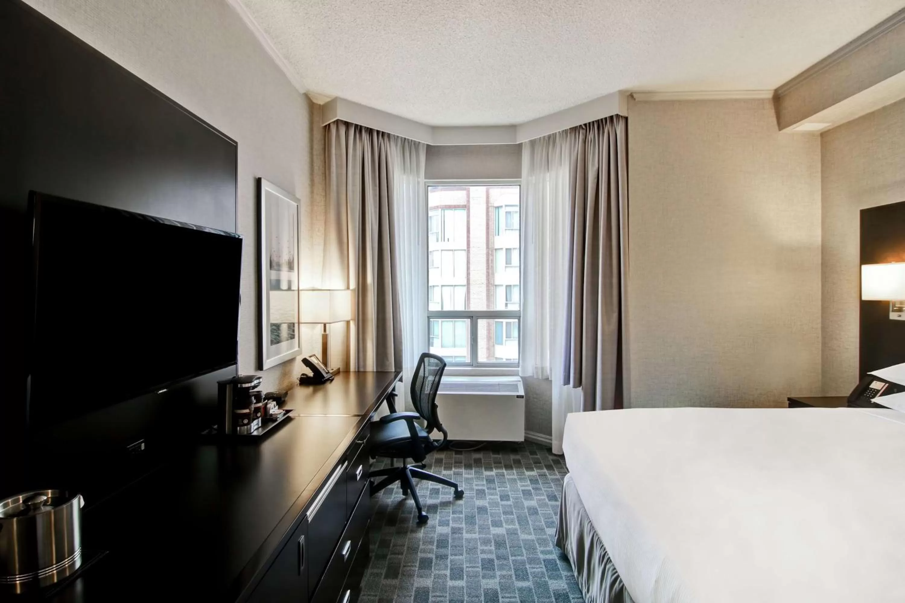 Queen Room with Bath Tub - Mobility Access in DoubleTree by Hilton Toronto Downtown
