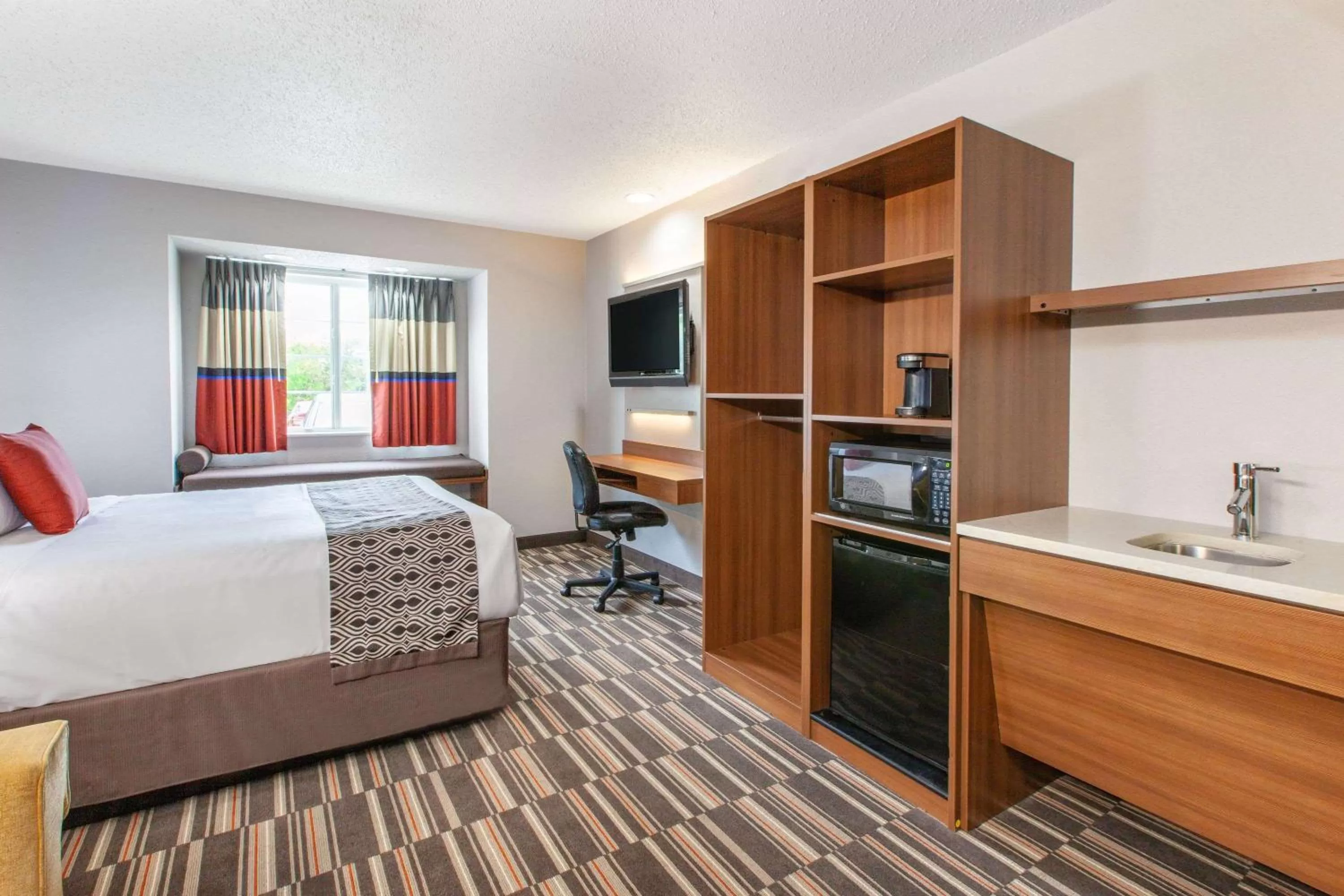 Queen Room - Mobility Access/Non-Smoking in Microtel Inn & Suites by Wyndham Pittsburgh Airport