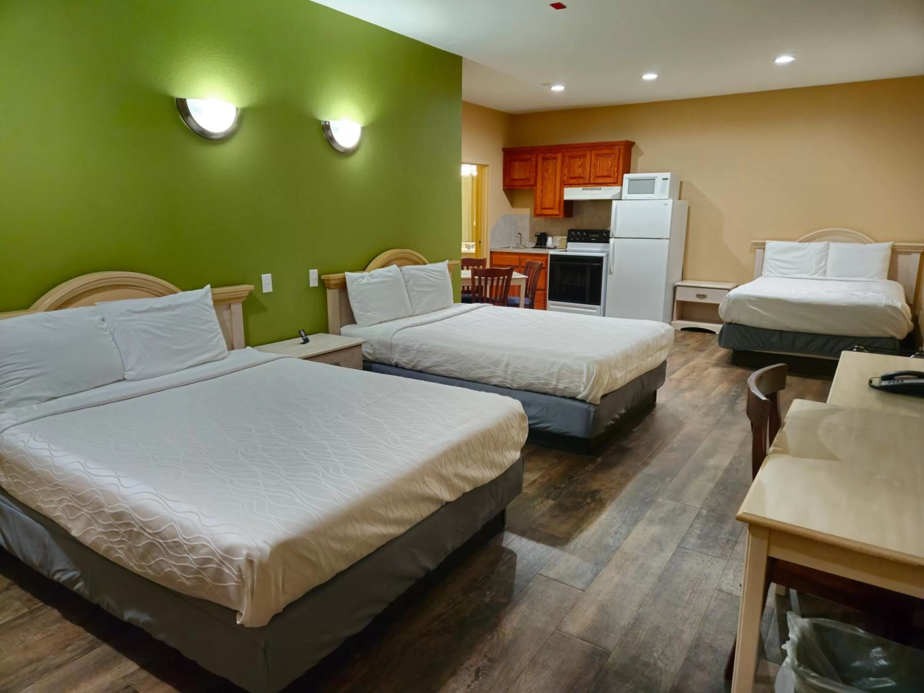 Deluxe Triple Room in Weston Inn & Suites