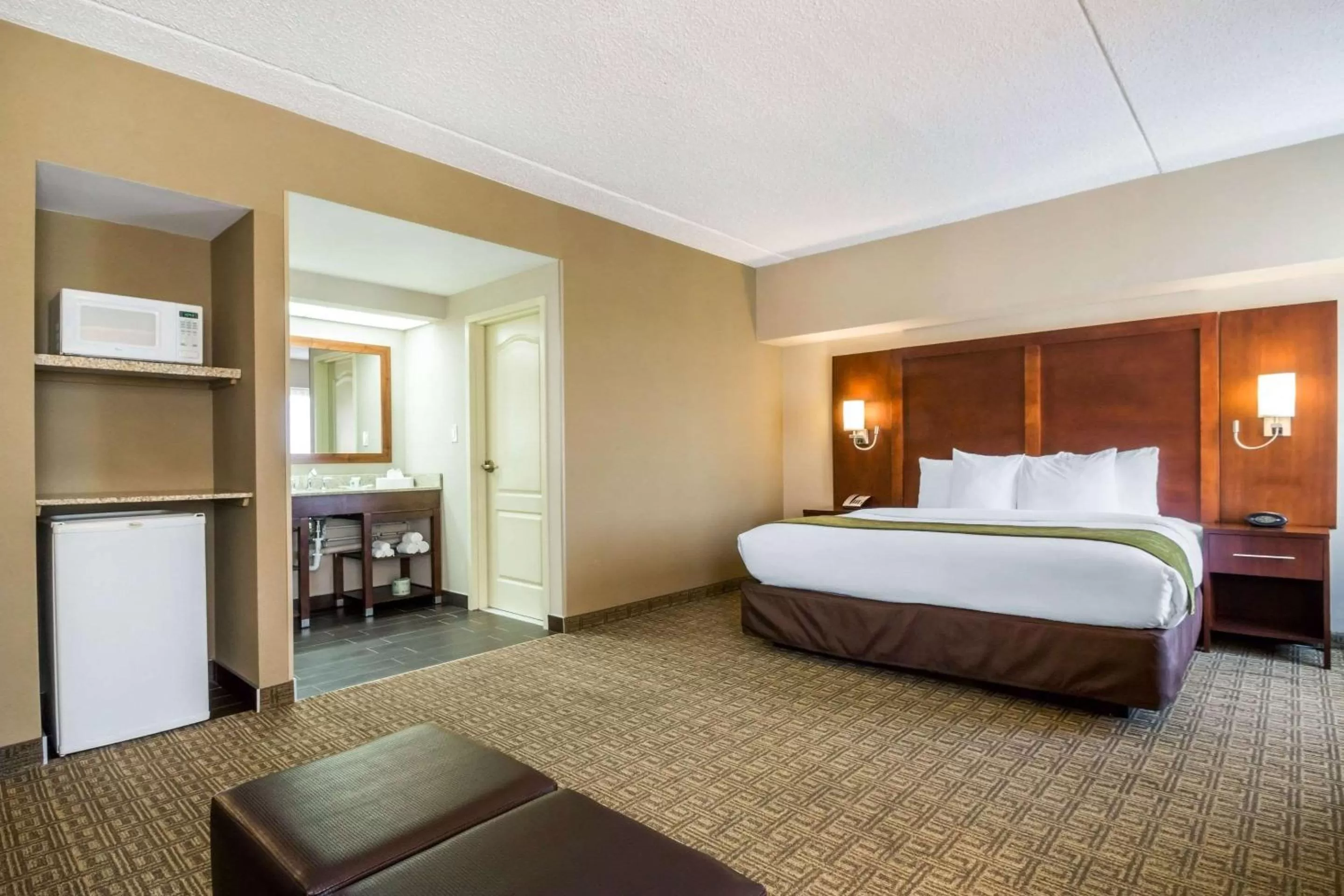 King Corner Room with Sofa-Bed - Non-Smoking in Comfort Suites at Woodbridge