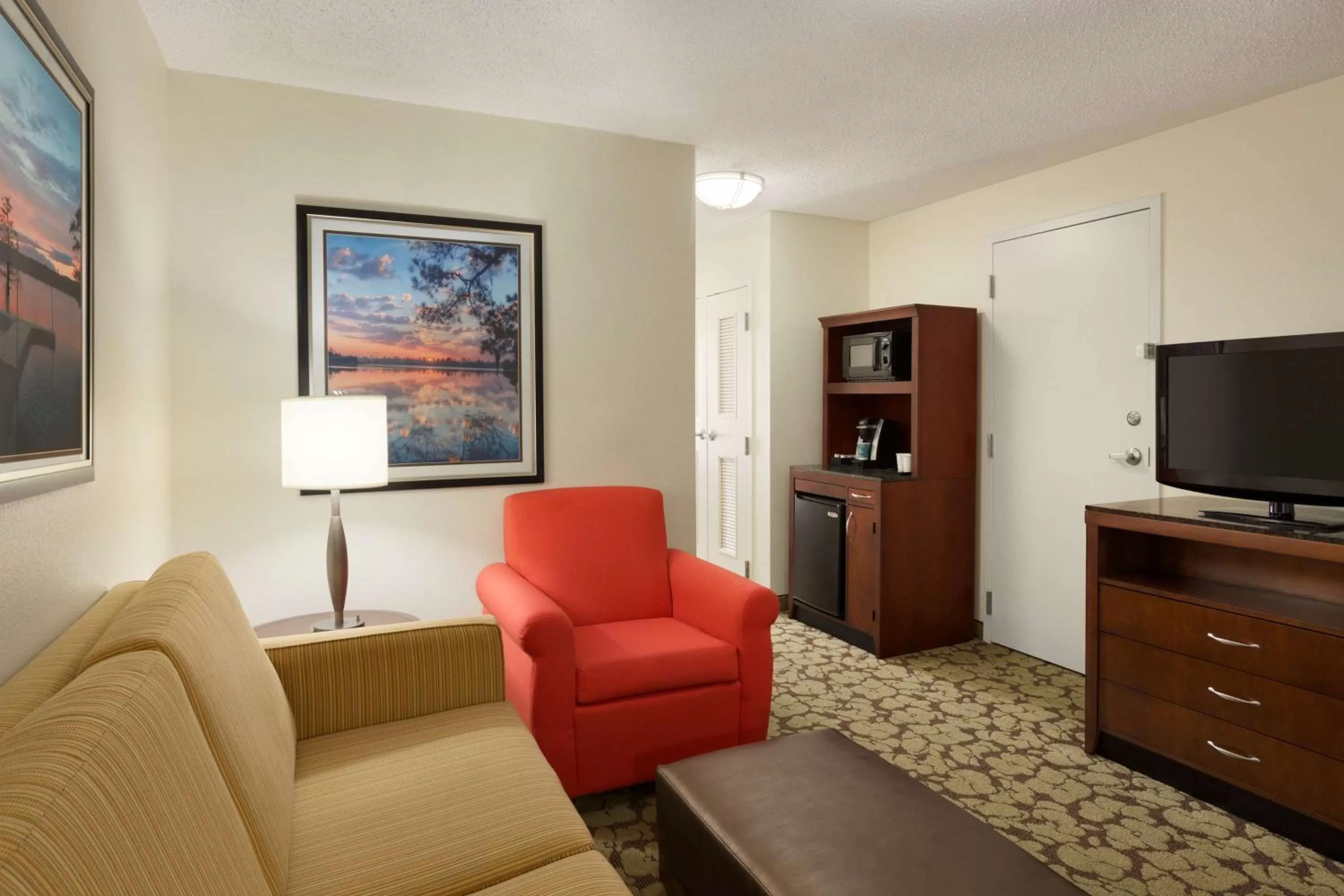 Junior King Suite with Seating Area in Hilton Garden Inn West Monroe
