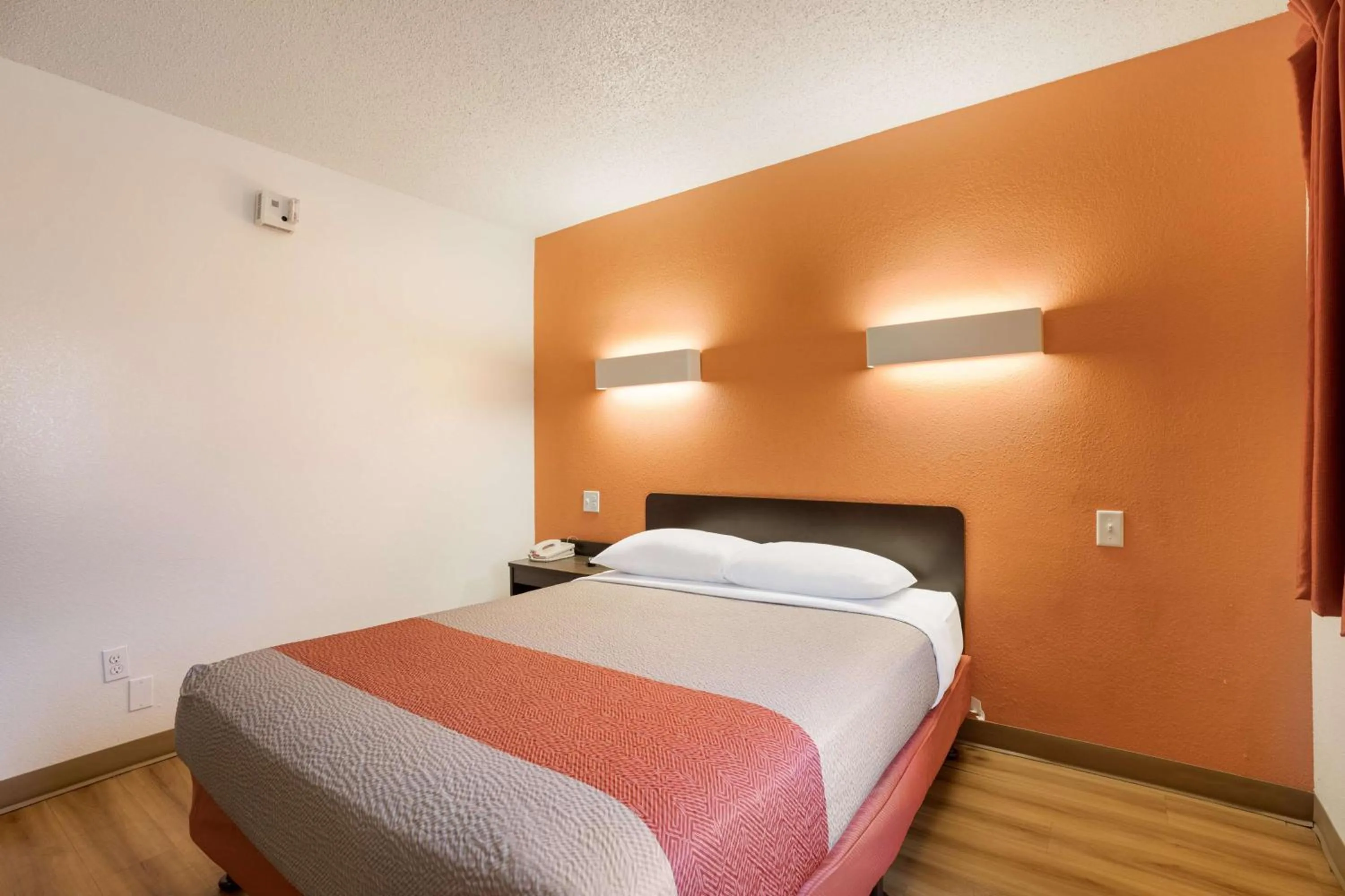 Queen Room in Motel 6-Orlando, FL - International Dr