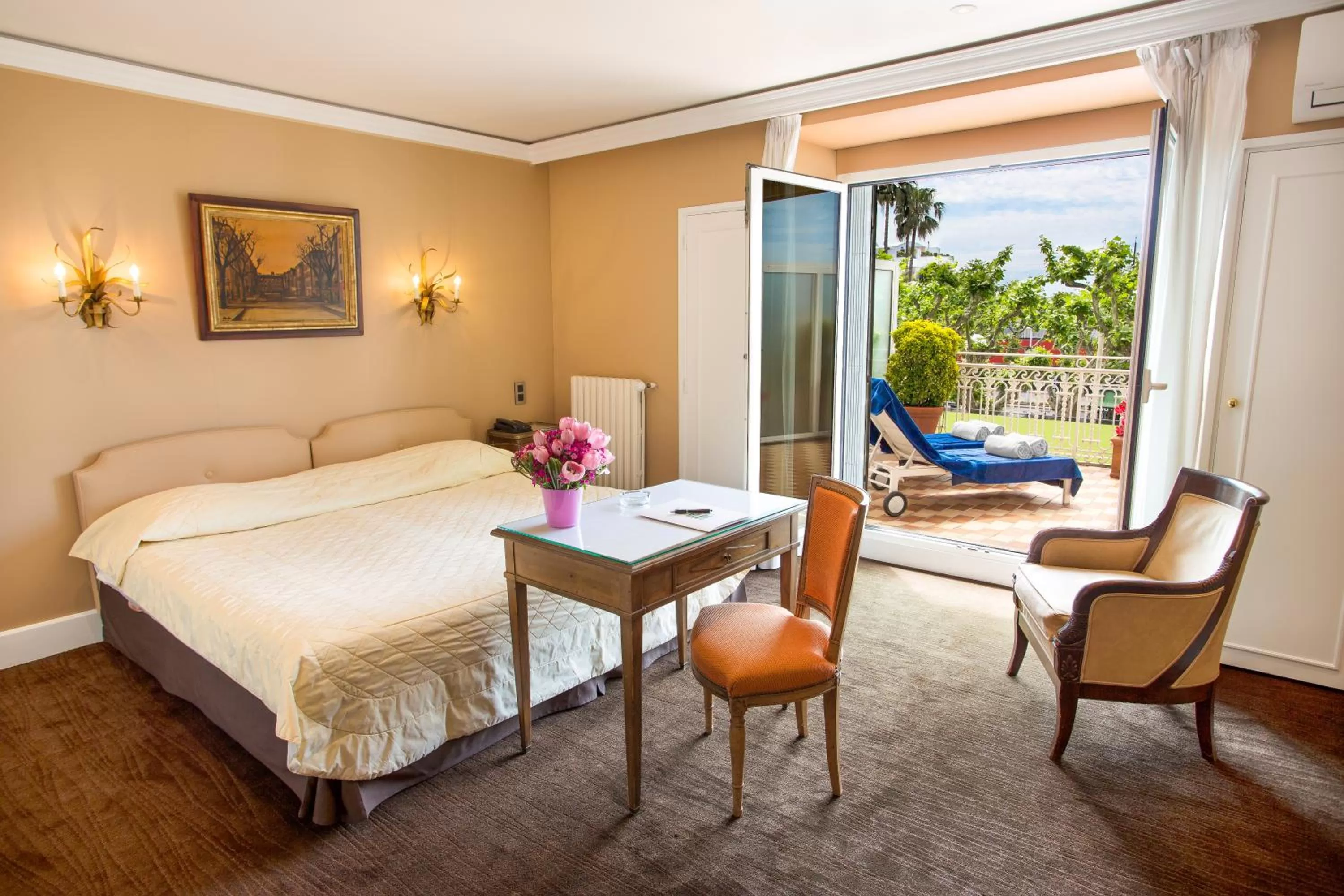 Double Room Terrace, with Garden and Old Port view in Hotel Splendid