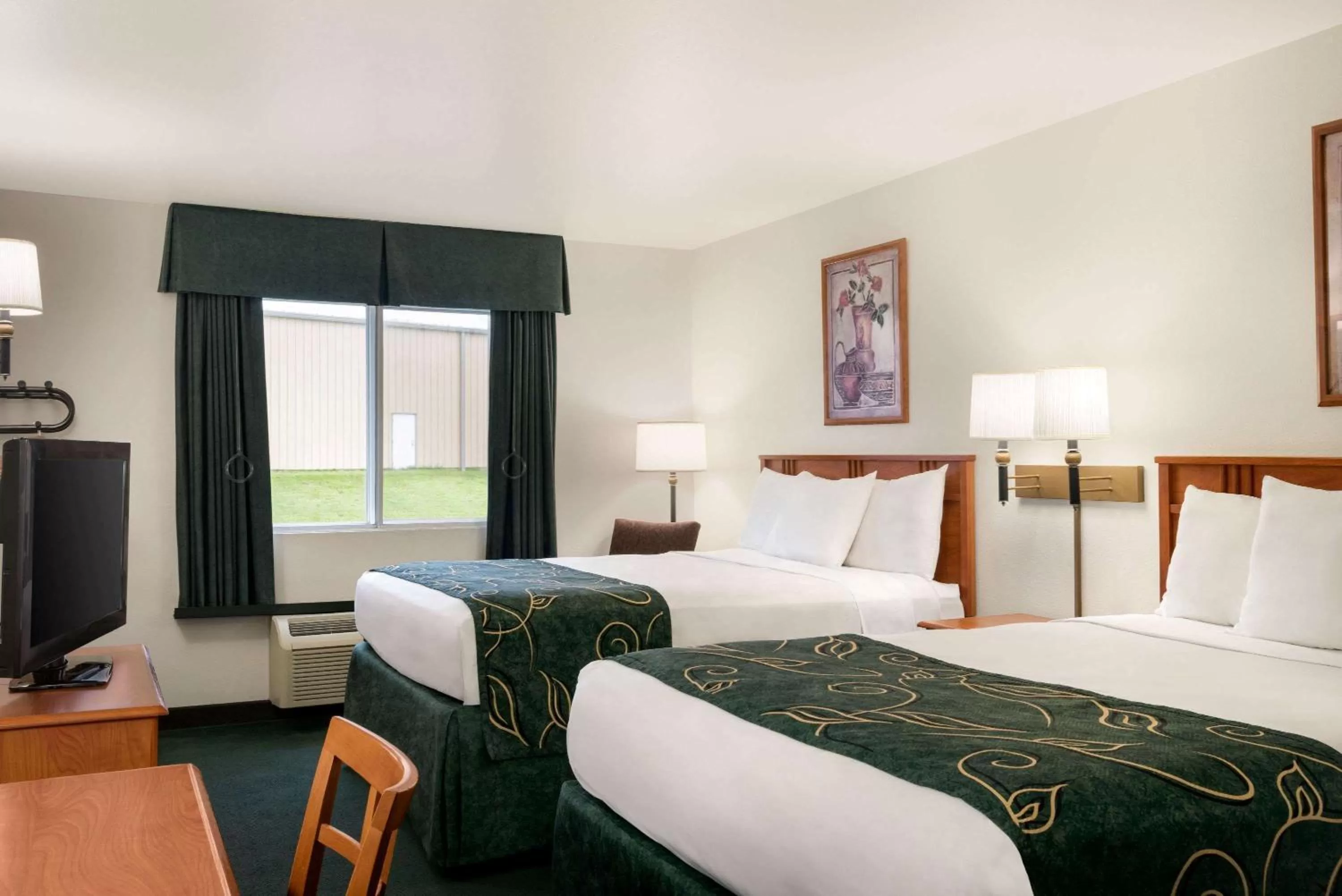 Deluxe Queen Room - Mobility Access/Non-Smoking in Travelodge by Wyndham Clinton Valley West Court