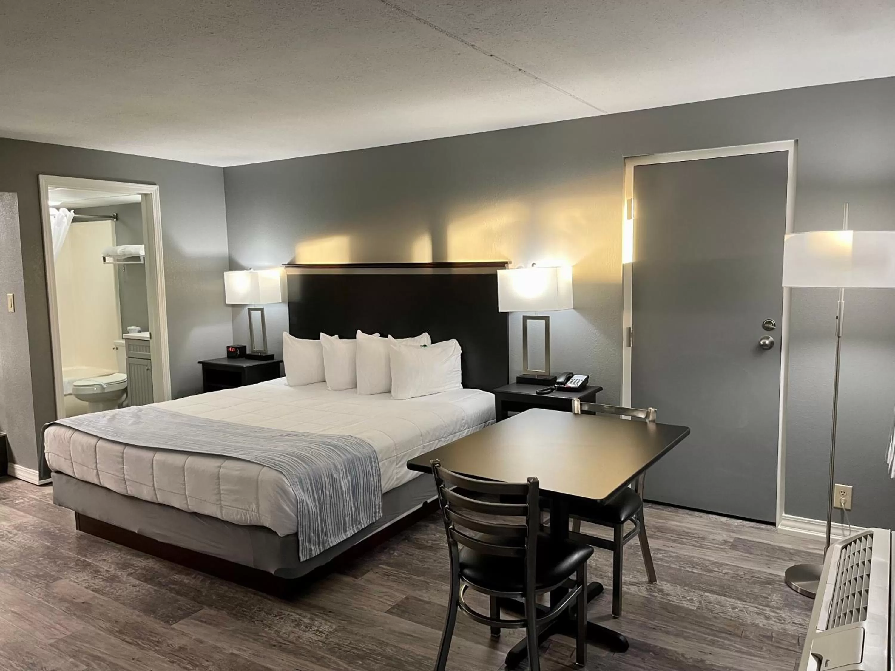 Deluxe Suite with Spa Bath in Lake Norfork Resort