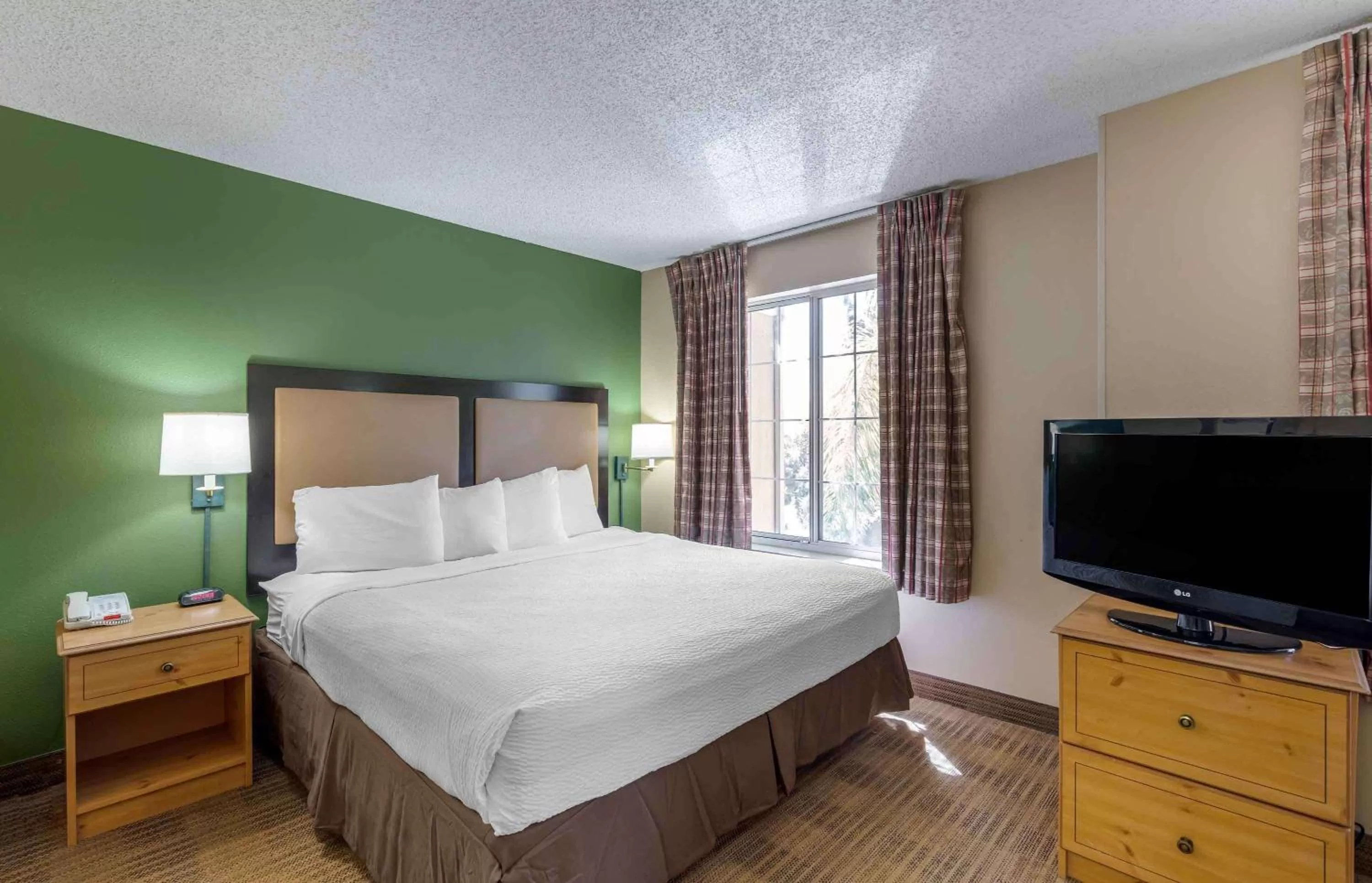 Deluxe Studio with 1 King Bed - Non-Smoking in Extended Stay America Suites - Los Angeles - Glendale