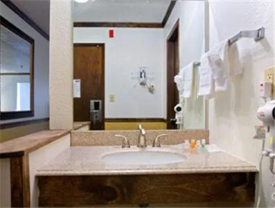 Deluxe King Suite - Non-Smoking in Howard Johnson by Wyndham Helena