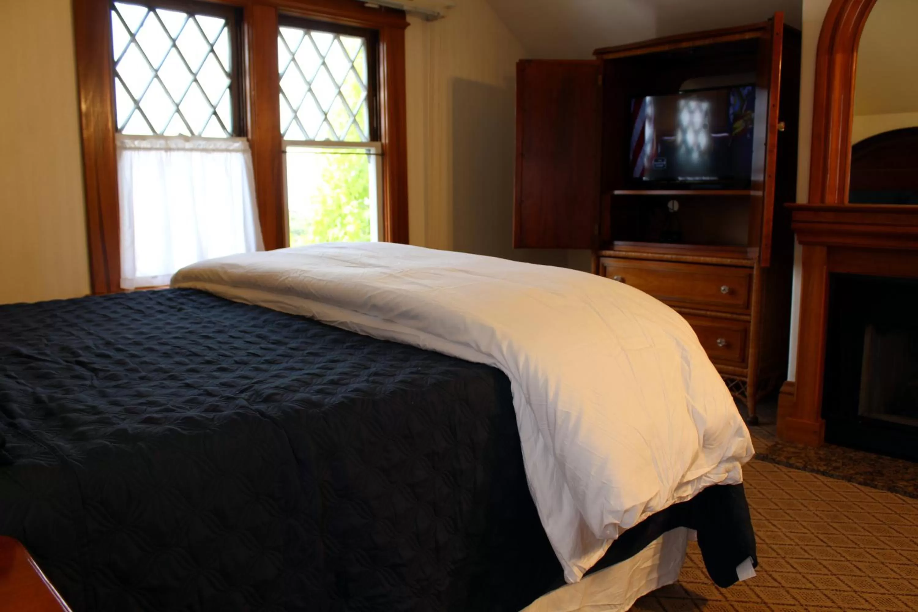 Queen Room with Balcony in Pacific Grove Inn