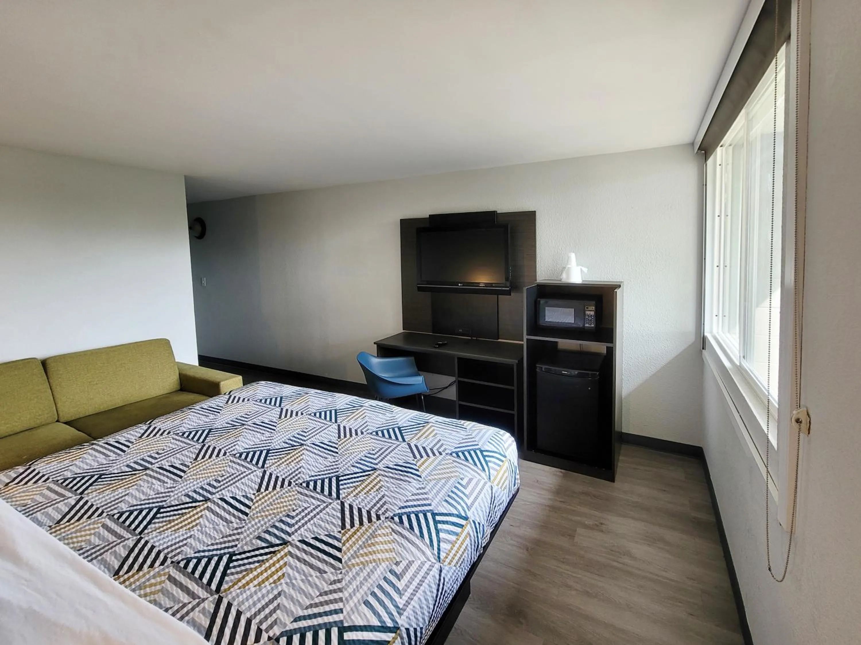 King Room - single occupancy - Disability Access - Non-Smoking in Motel 6 Jackson, TN