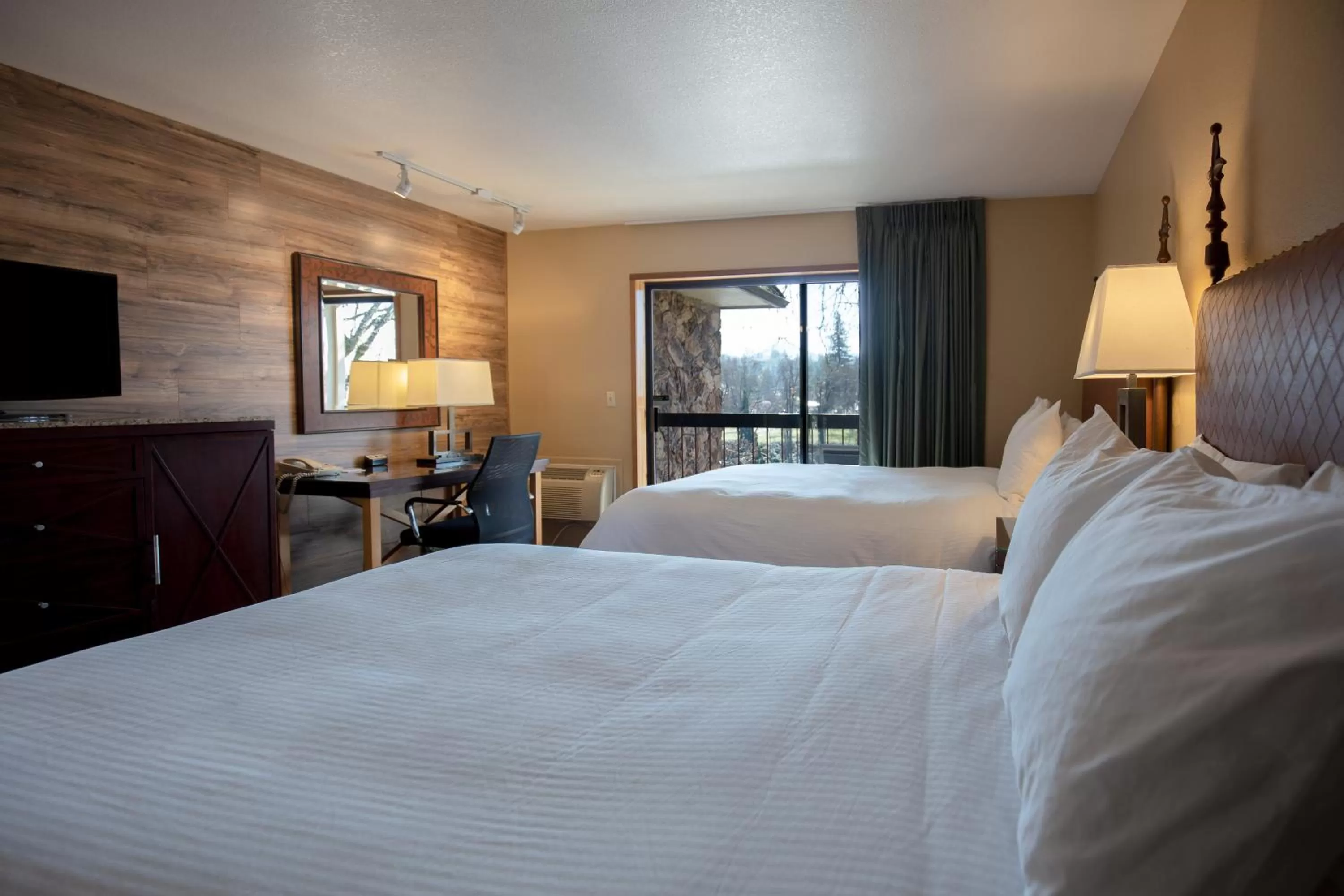 Deluxe Queen Room with Two Queen Beds with River View - single occupancy in Riverside Inn