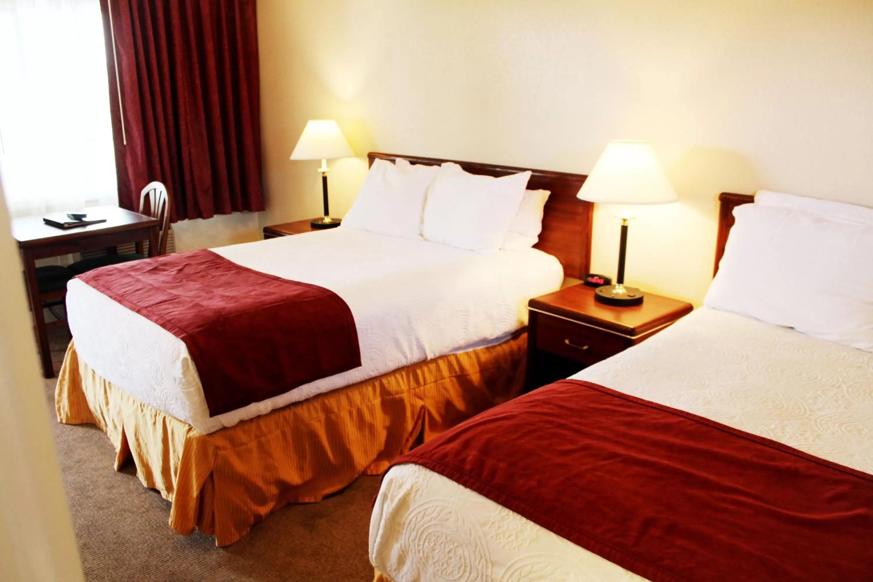 Queen Room with Two Queen Beds in Auld Holland Inn