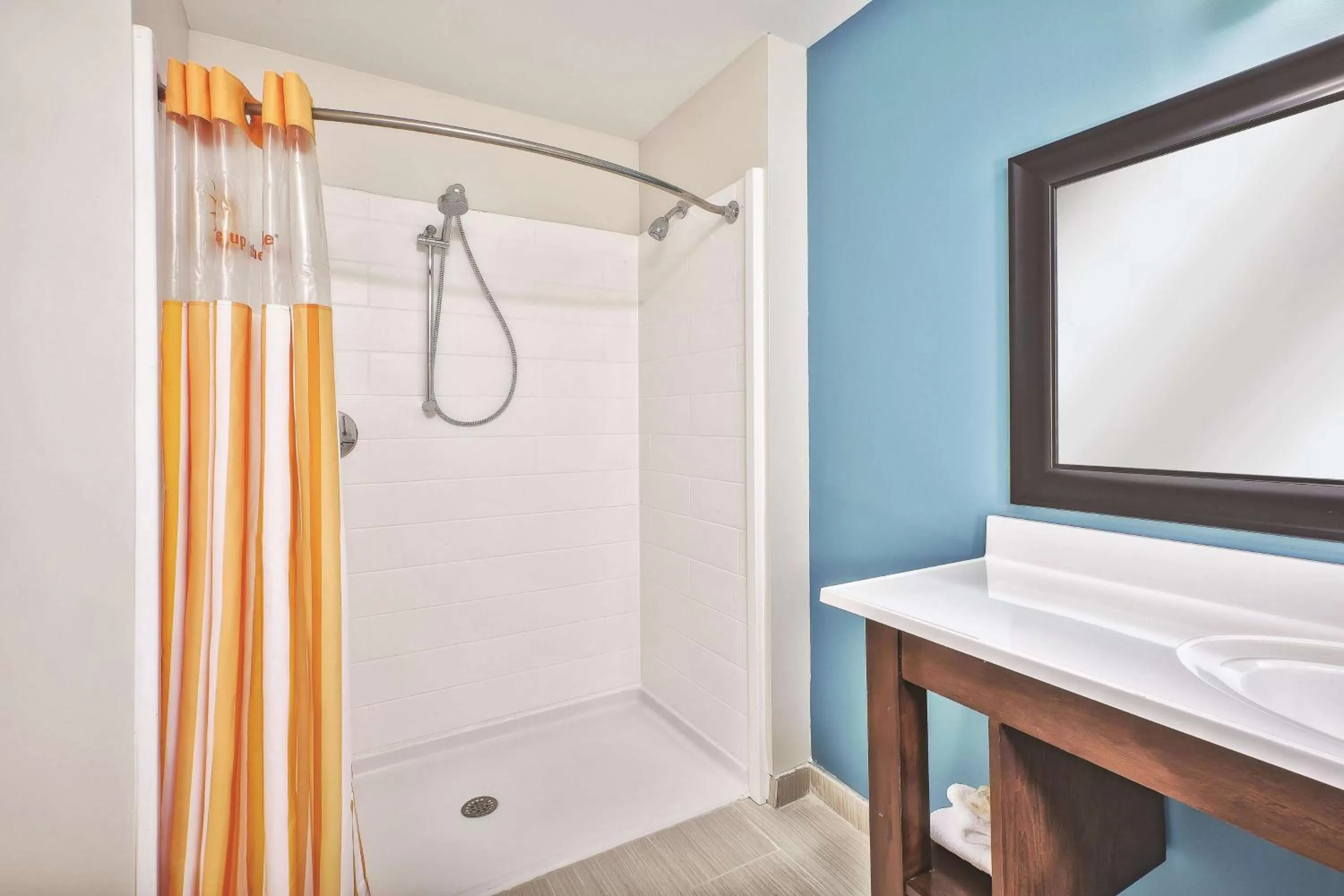 King Room with Roll-In Shower - Mobility/Hearing Accessible - Non-Smoking in La Quinta by Wyndham Niagara Falls