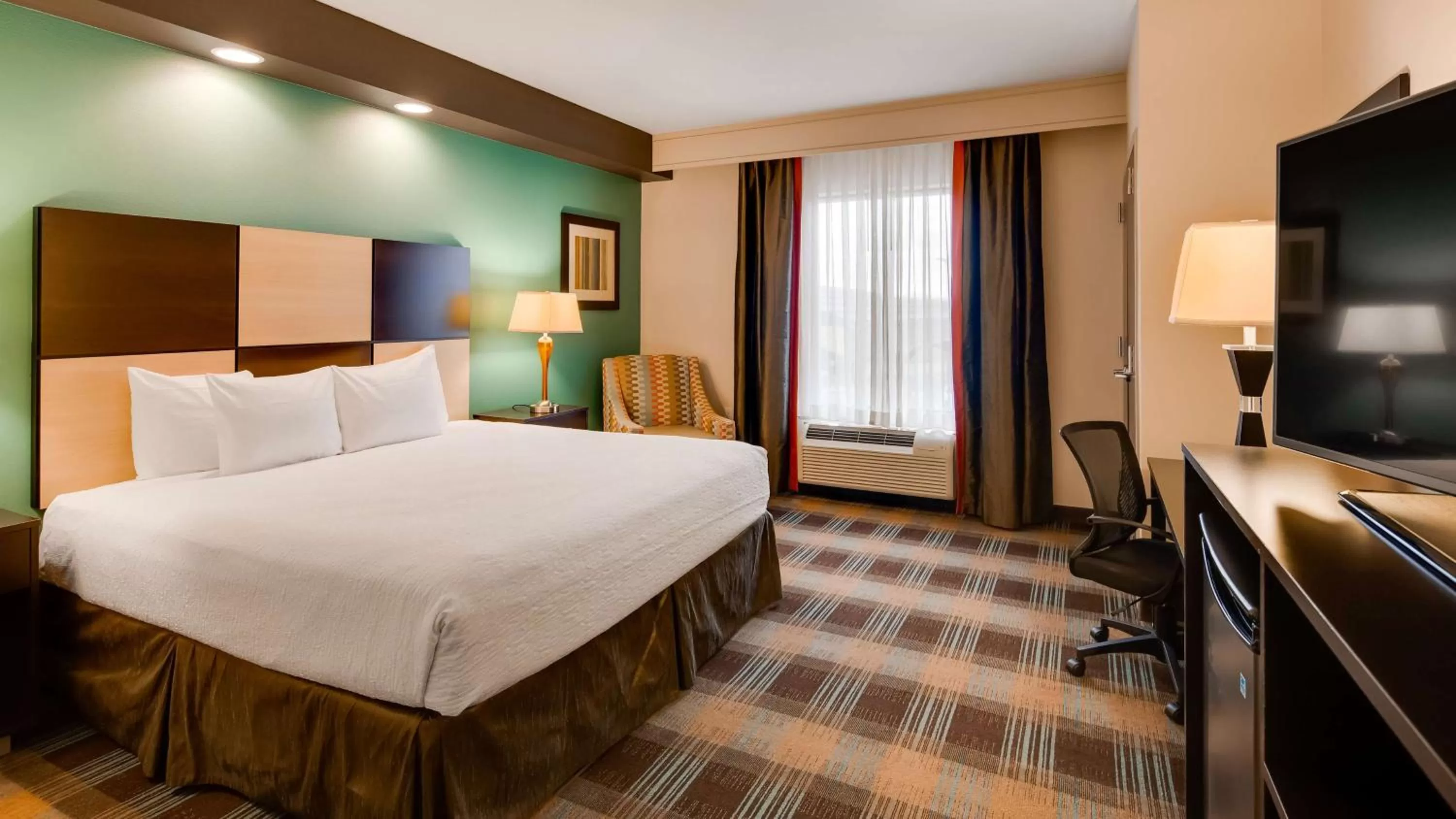 King Room with Roll-in Shower - Disability Access/Non-Smoking in Best Western Plus Atrium Inn & Suites