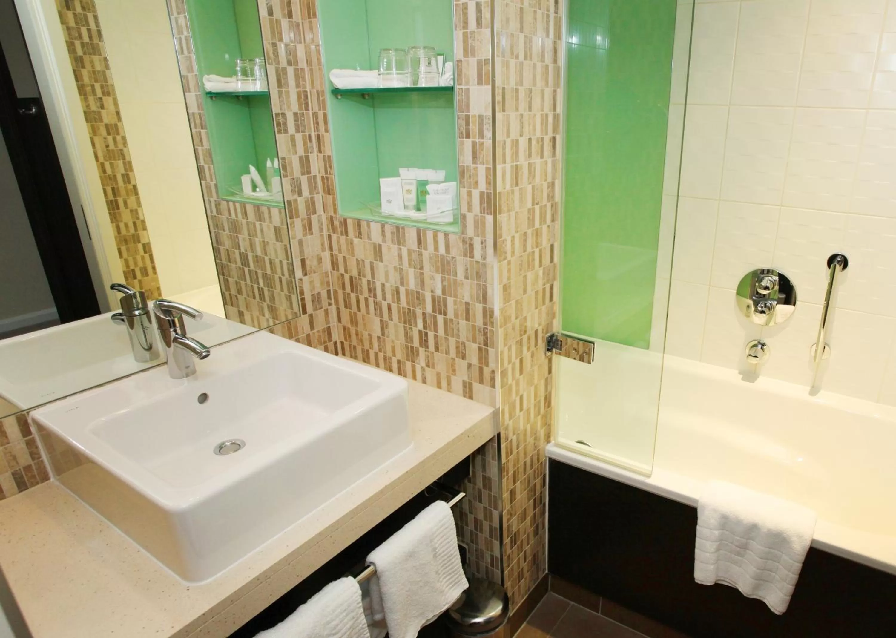 Standard Queen Room with Sofa Bed in Crowne Plaza Reading