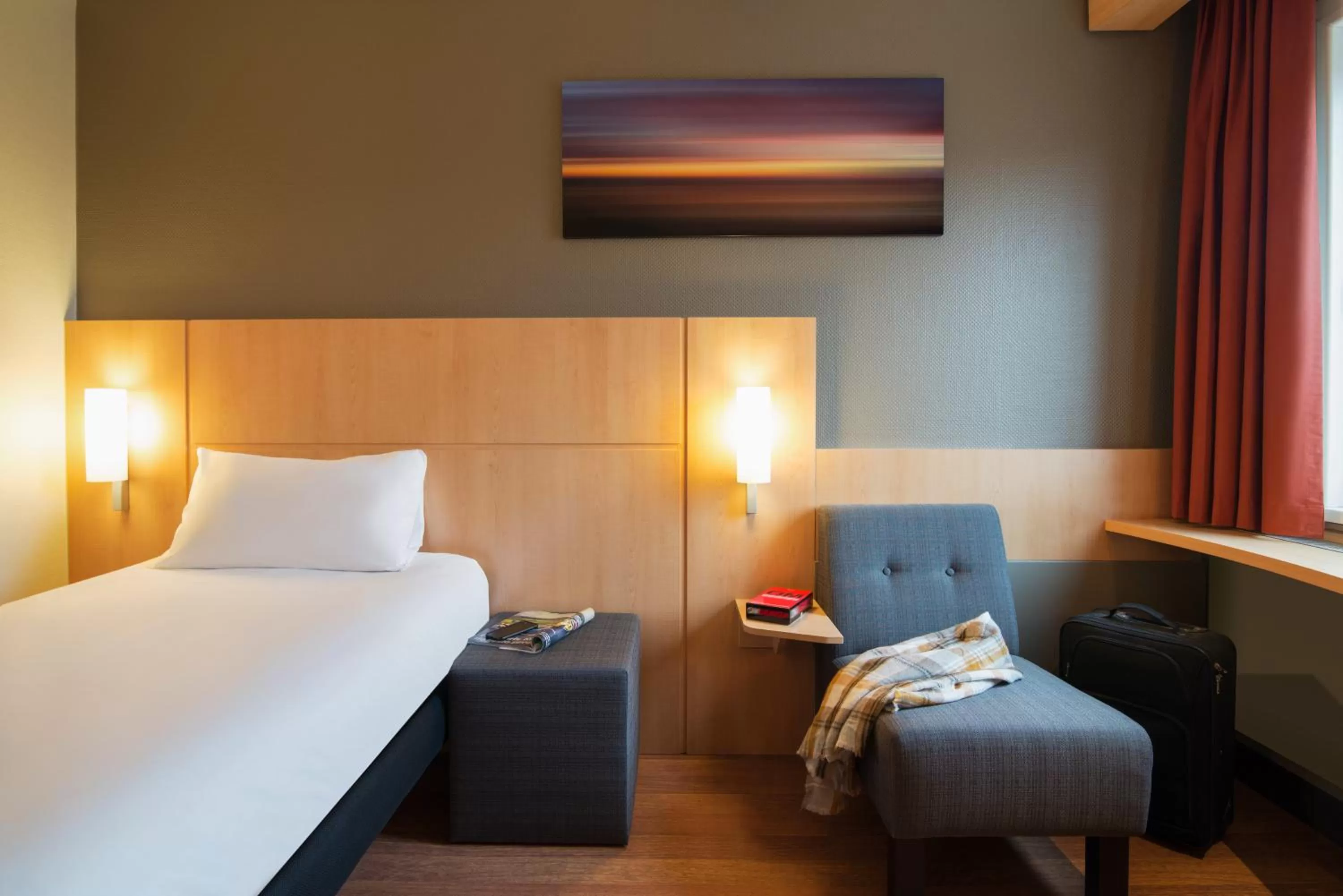Photo of the whole room, Bed in ibis Rotterdam Vlaardingen
