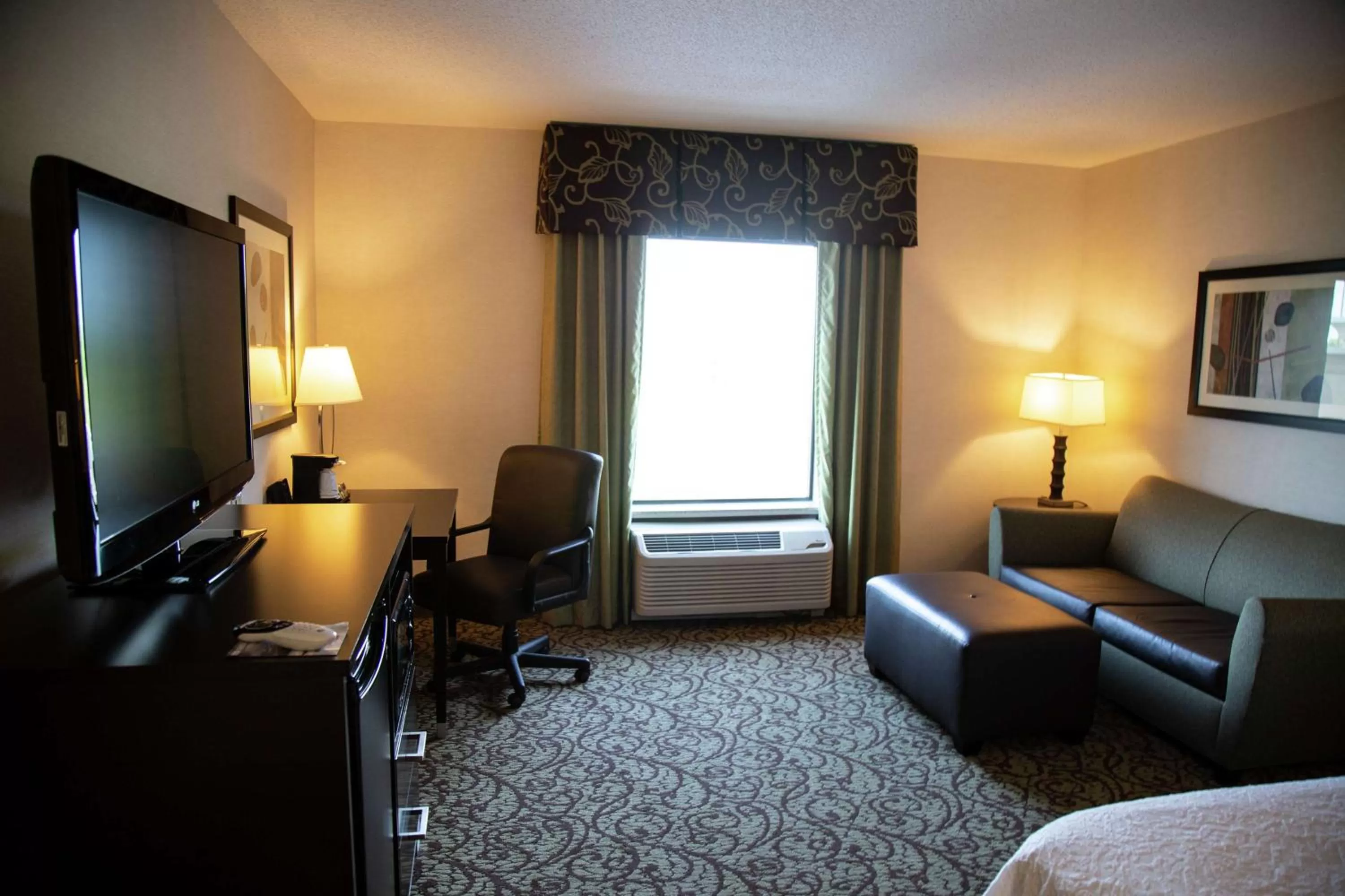 King Room with Sofa Bed - Non-Smoking in Hampton Inn & Suites Sharon