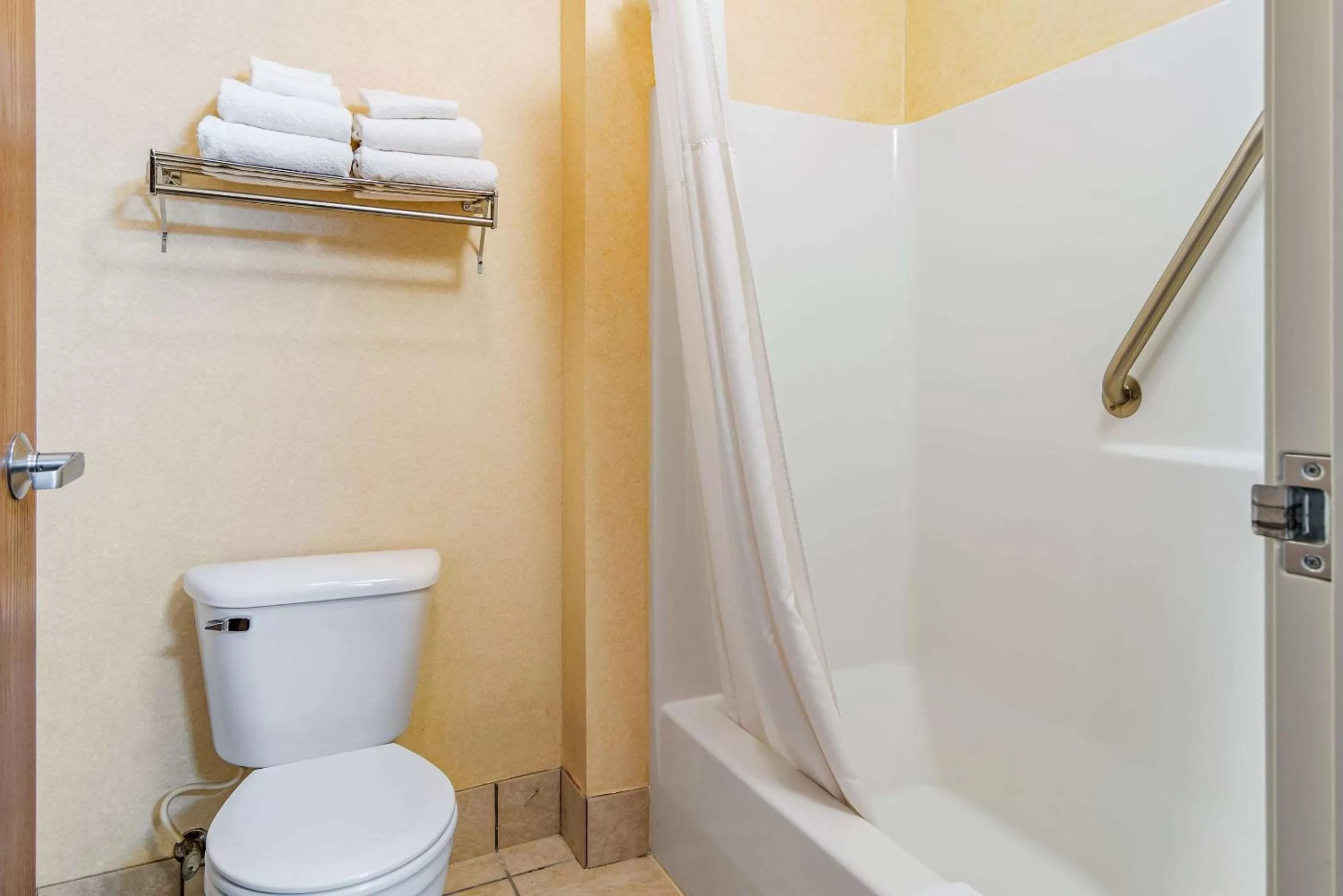 King Room - Non-Smoking in Quality Inn Bend North