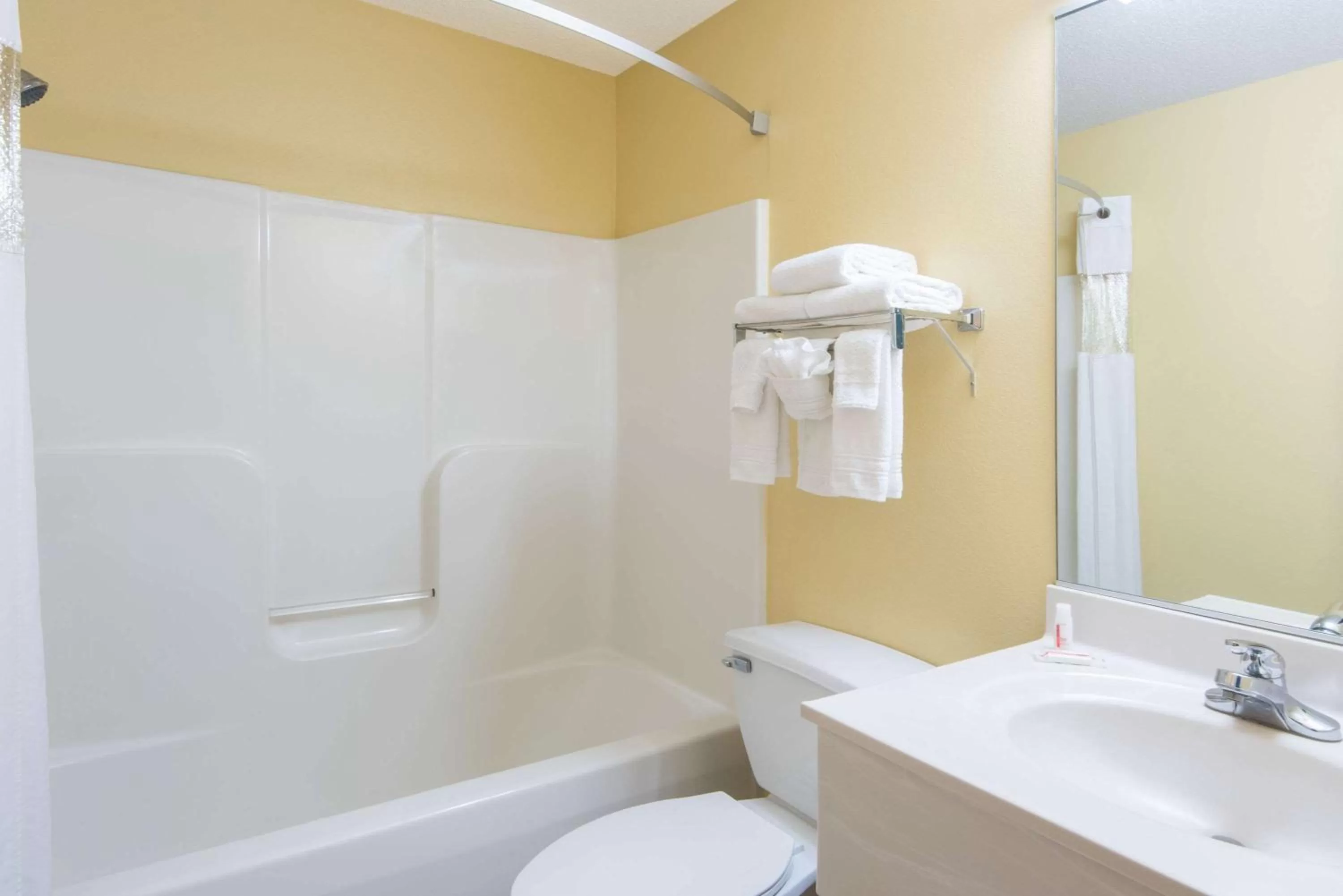 Queen Room with Two Queen Beds - Non-Smoking in Super 8 by Wyndham Medina