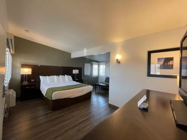 King Room - Non-Smoking in Hi View Inn & Suites