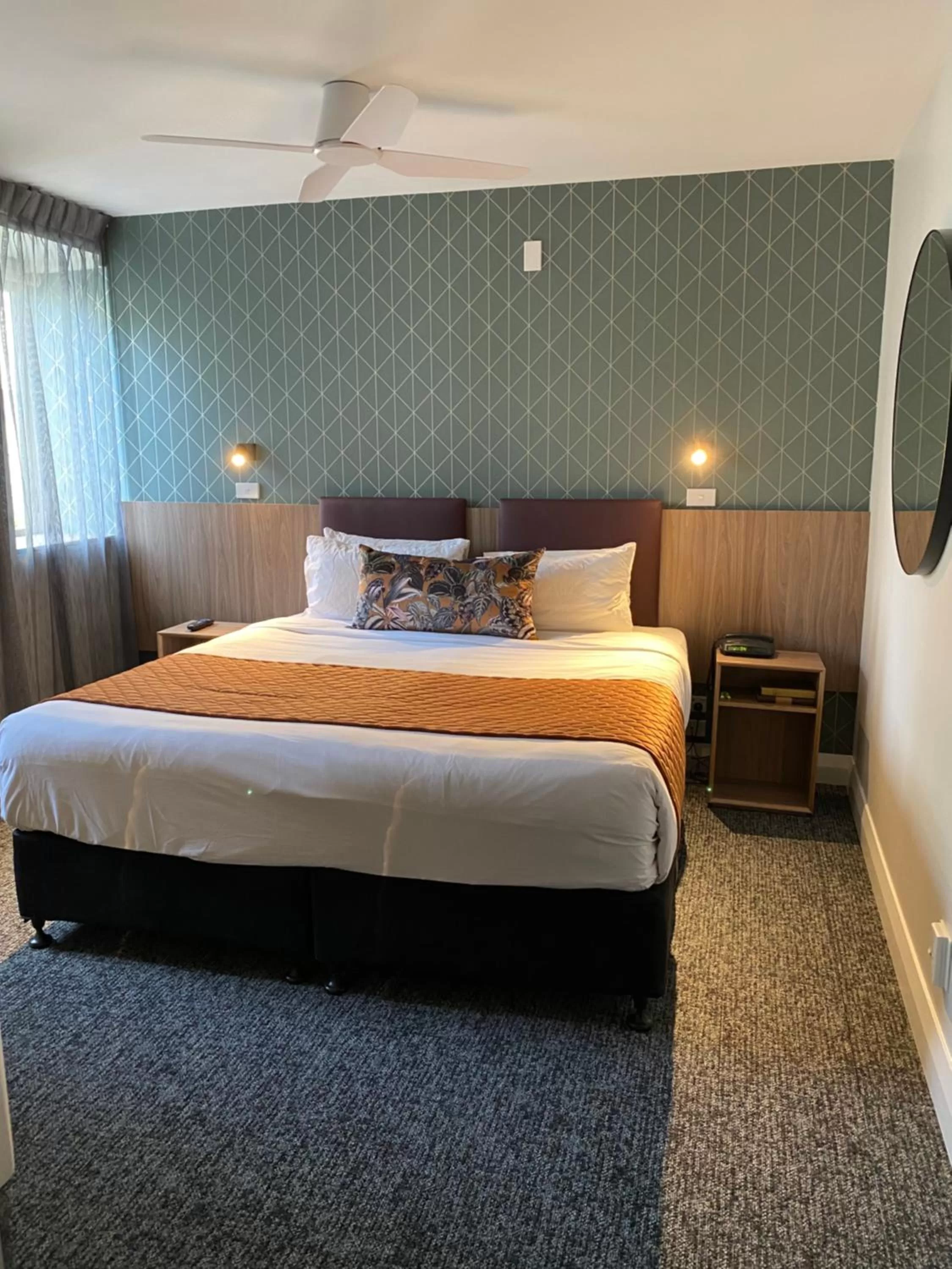 Deluxe Queen Room in Trinity Hotel