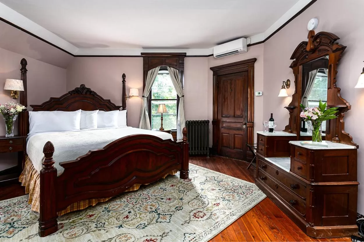 Queen Anne Bedroom in Cedar Crest Inn