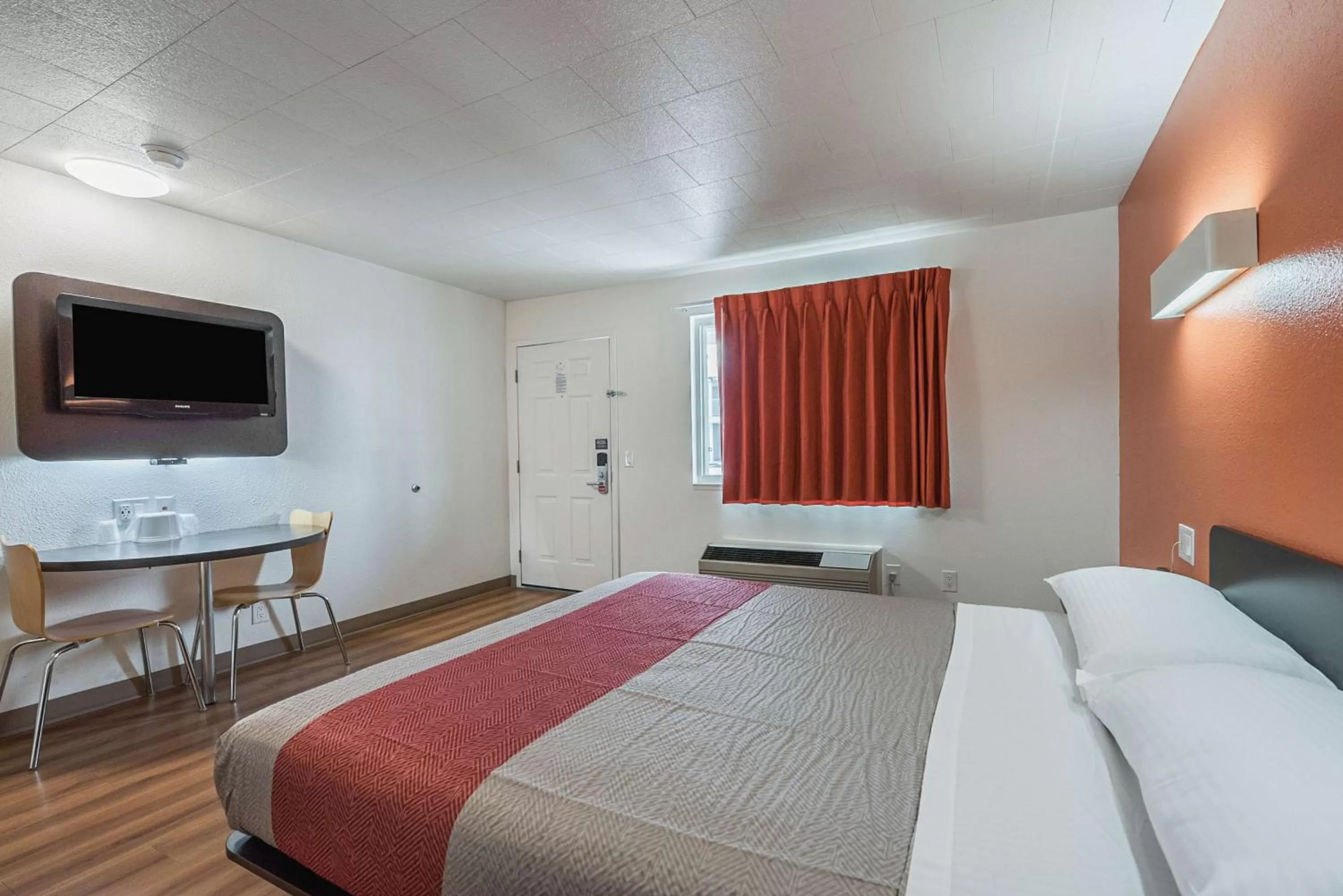 Queen Room - Non-Smoking in Motel 6-Fallon, NV