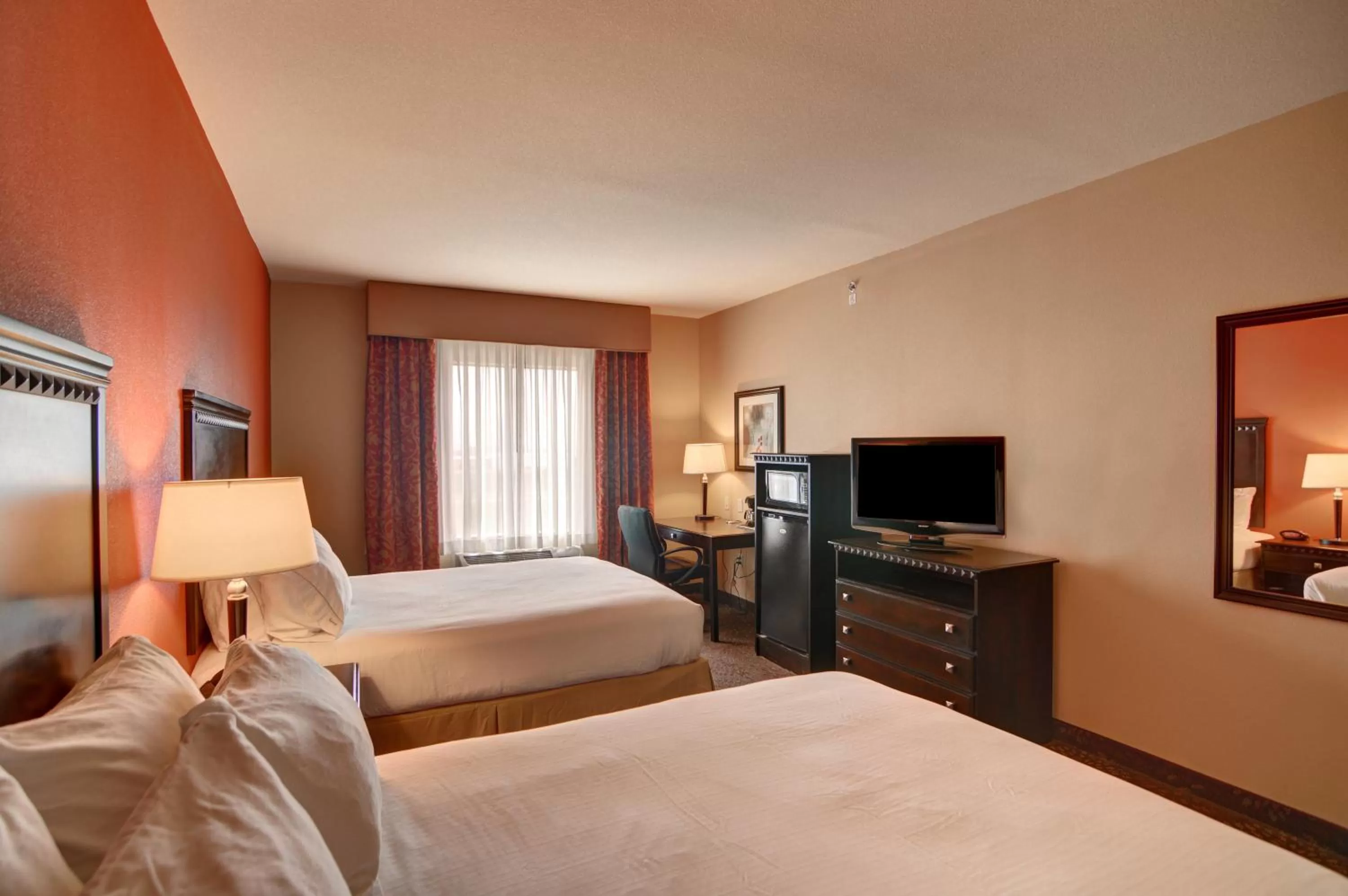 Standard Queen Room with Two Queen Beds and Roll-In Shower - Mobility Access in Holiday Inn Express Hotel and Suites Altus by IHG