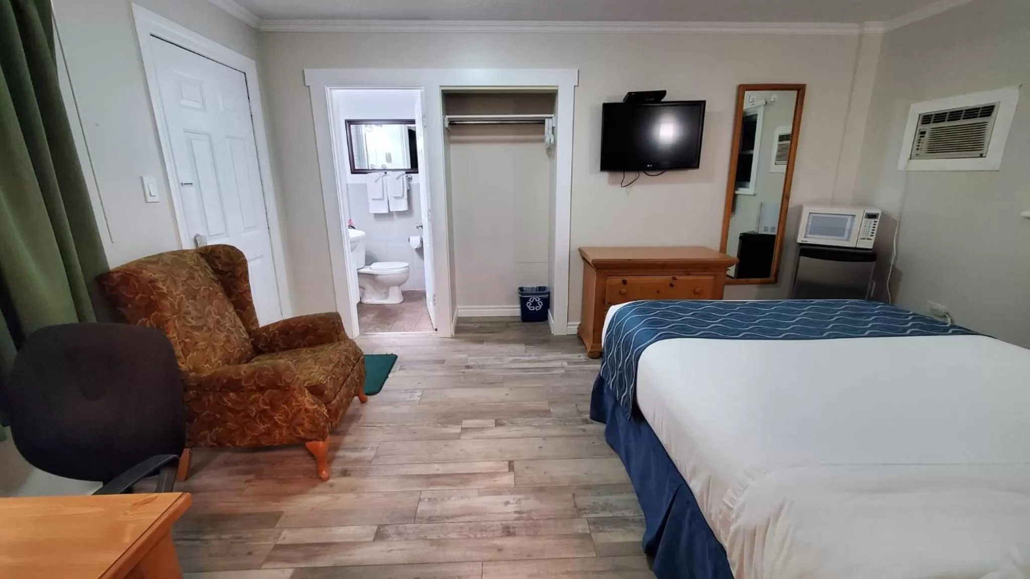 Queen Room - Non-Smoking in Knights Inn Colonial Fireside Inn