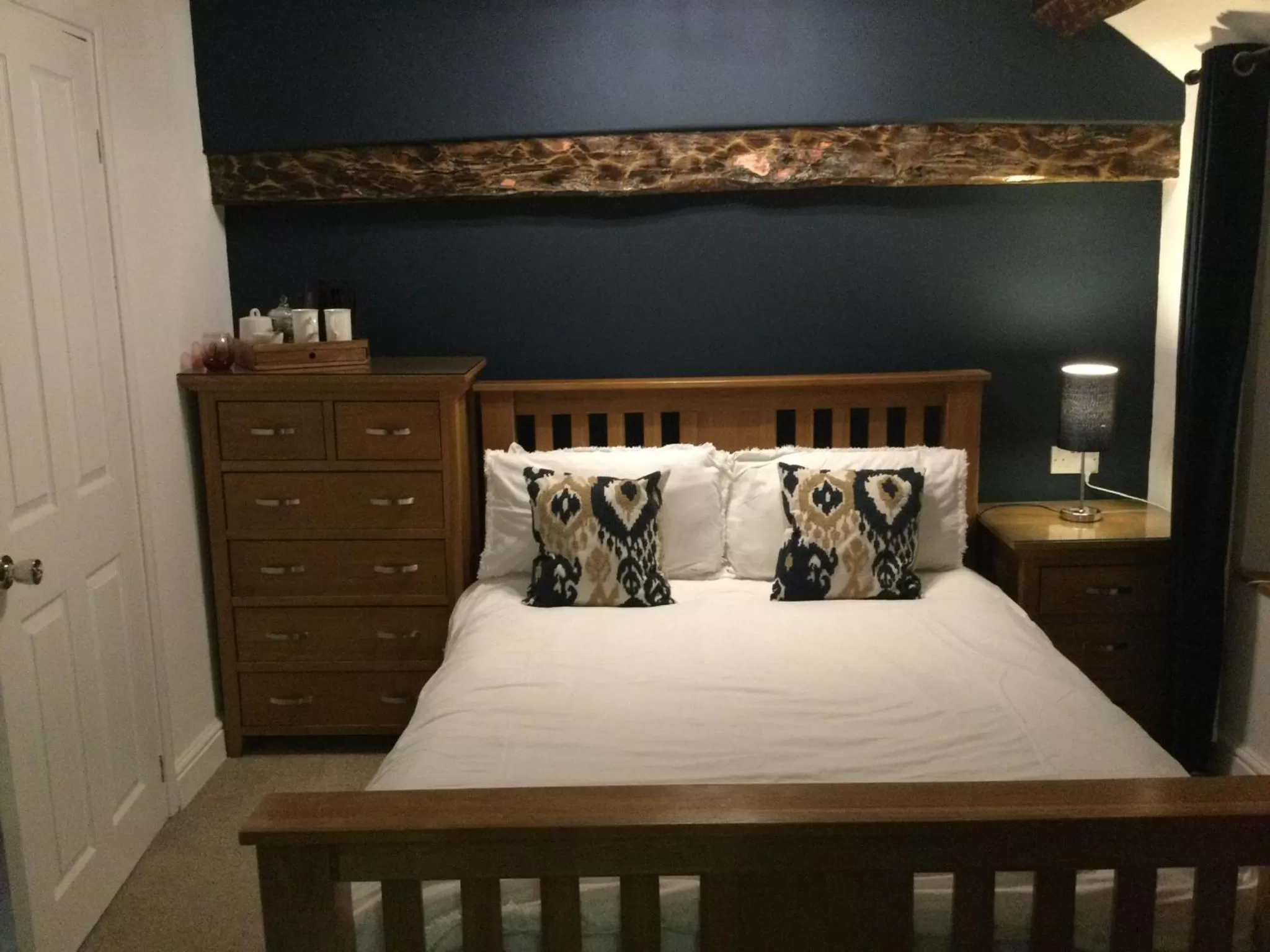 "The Forge" Double Bed ensuite Toilet - separate Shower room in The Smithy