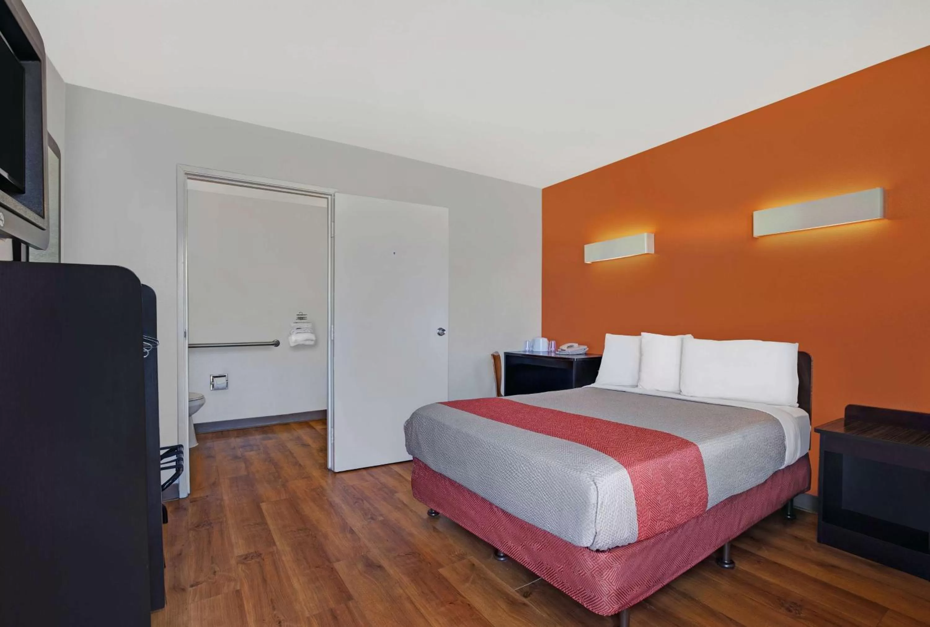 Double Room - Disability Access - Roll In Shower in Motel 6-San Jose, CA - Airport