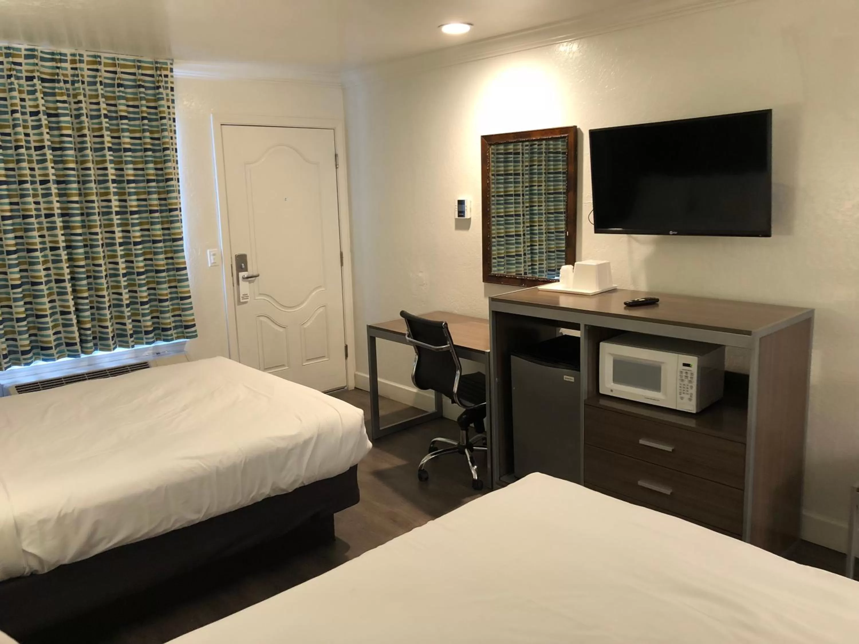 Deluxe Queen Room with Two Queen Beds in Gilroy Inn