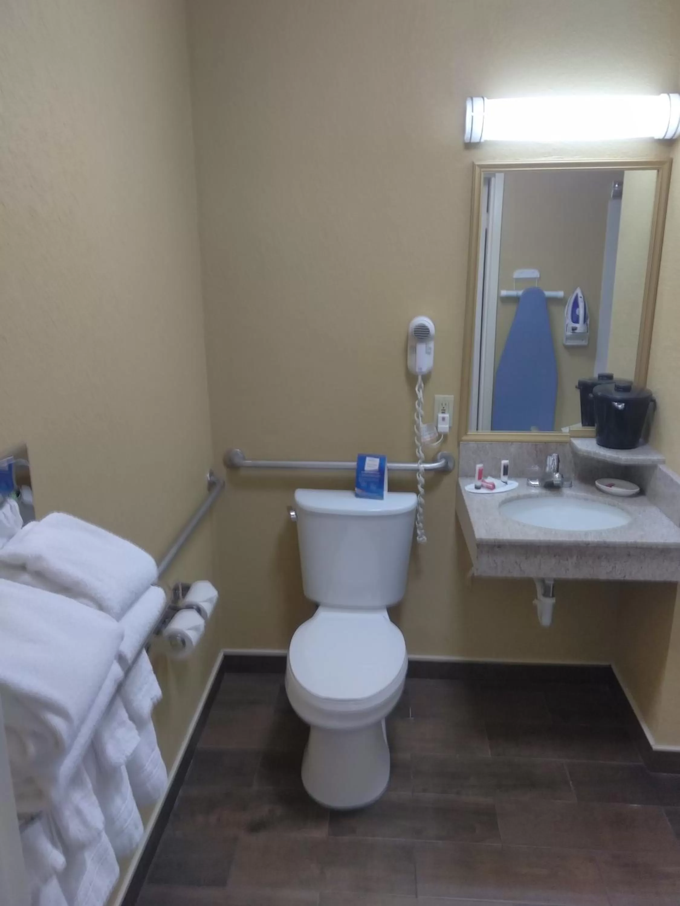 King Room - Mobility Access/Non-Smoking in Baymont by Wyndham Madison Heights Detroit Area