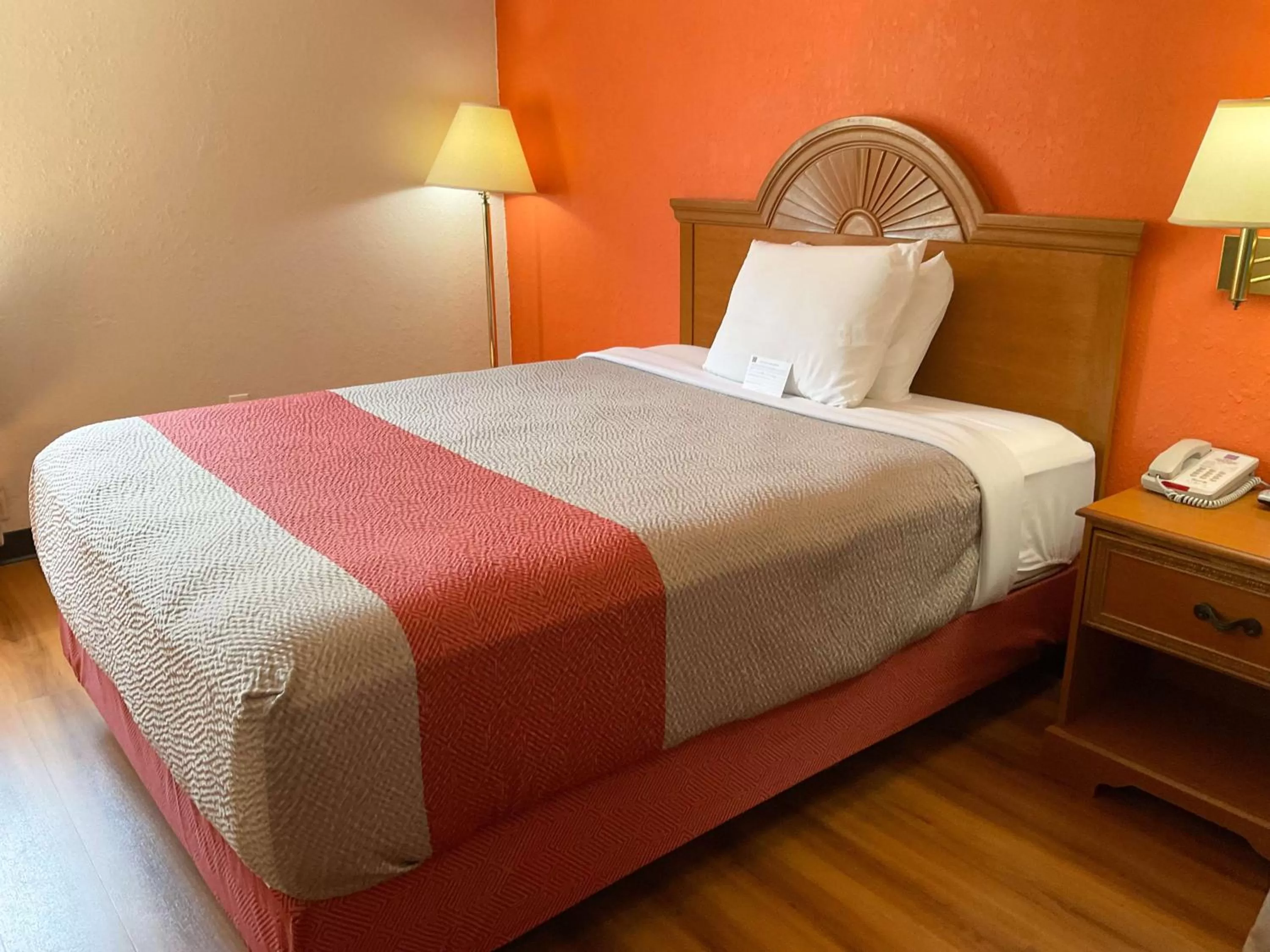 King Suite with Spa Bath - Non-Smoking in Motel 6-Hannibal, MO