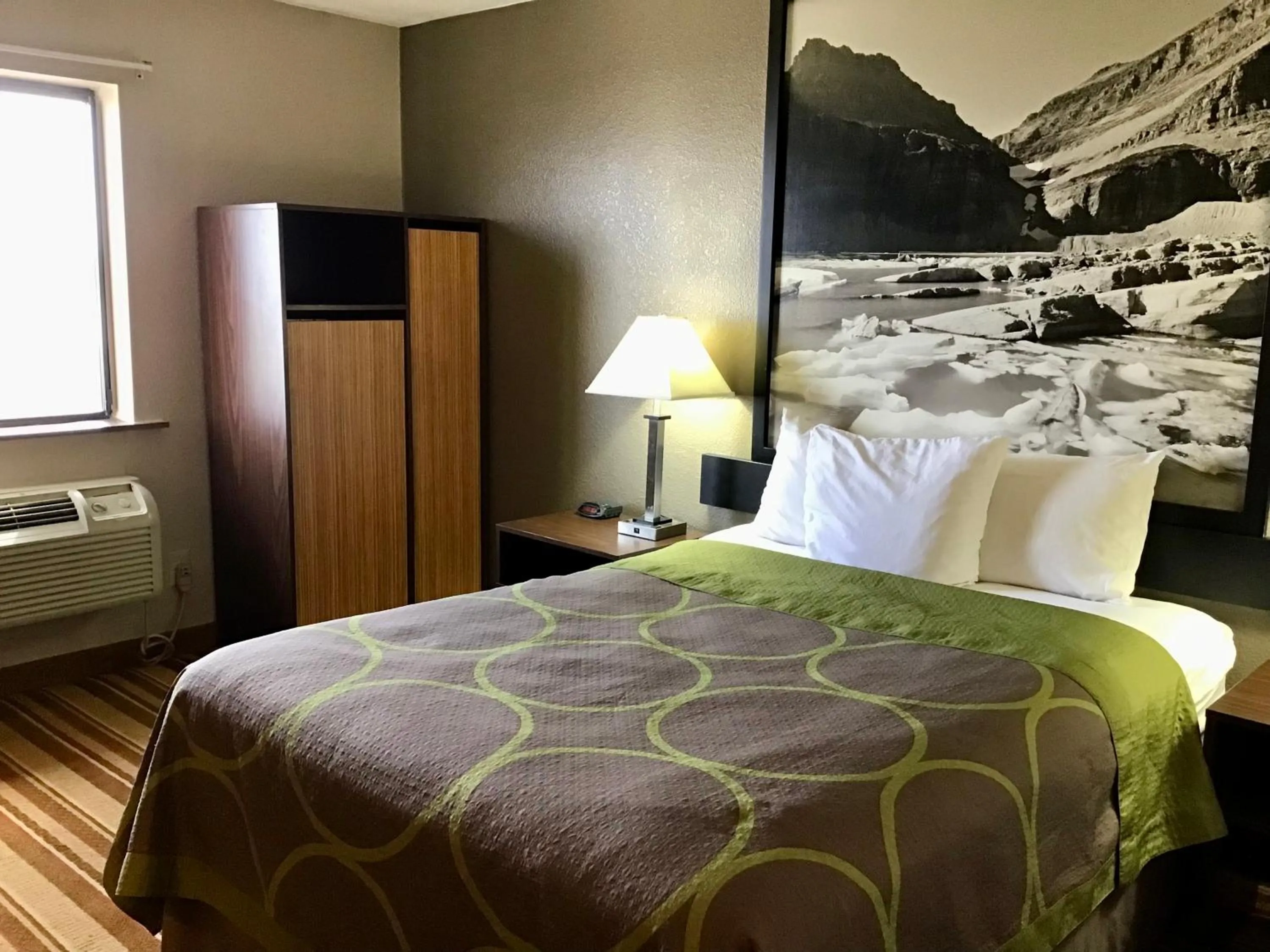 King Room - Non-Smoking in Super 8 by Wyndham Helena