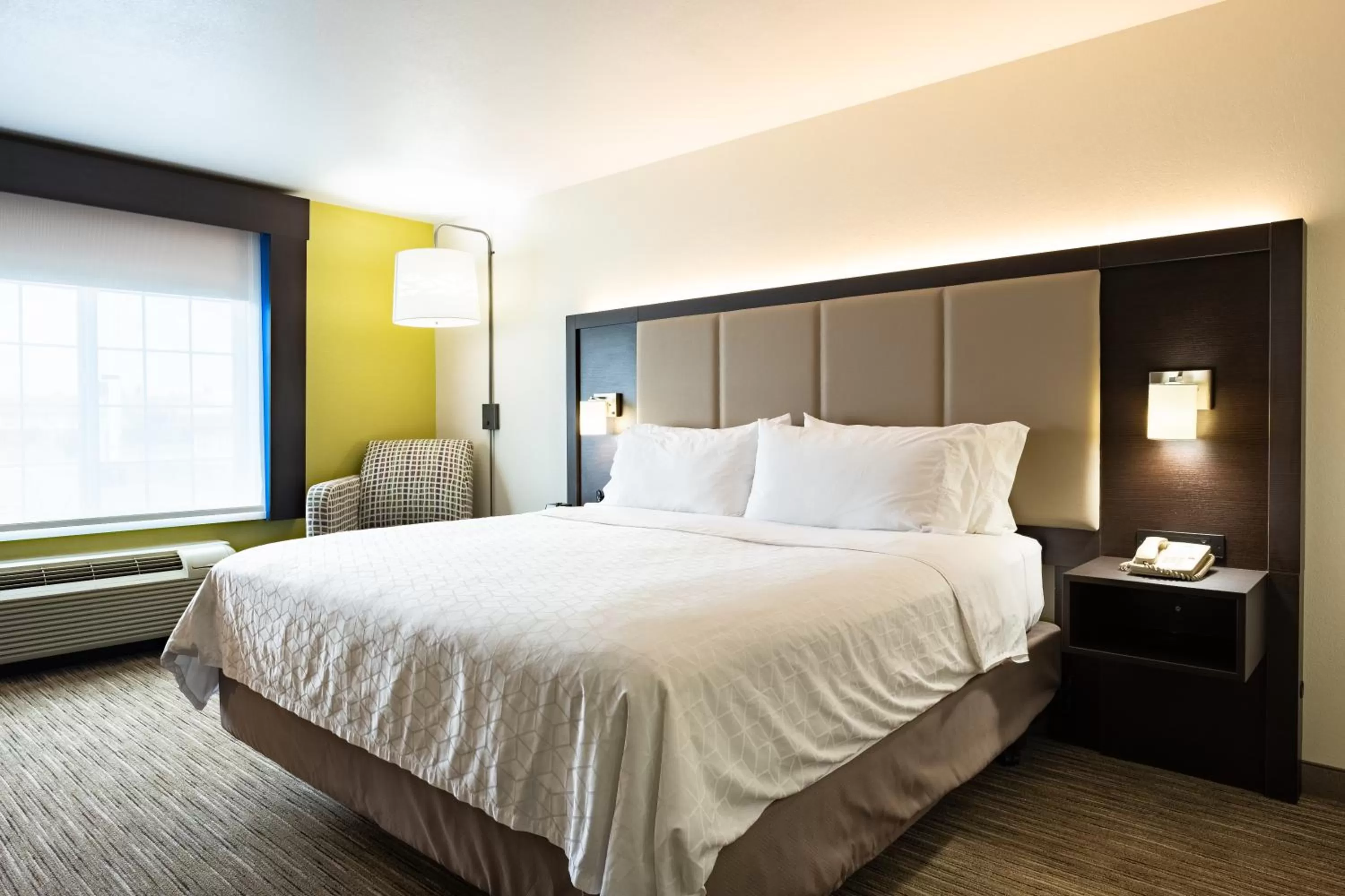 King Room - Hearing Accessible - Roll-in Shower in Holiday Inn Express Hotel & Suites Evanston by IHG