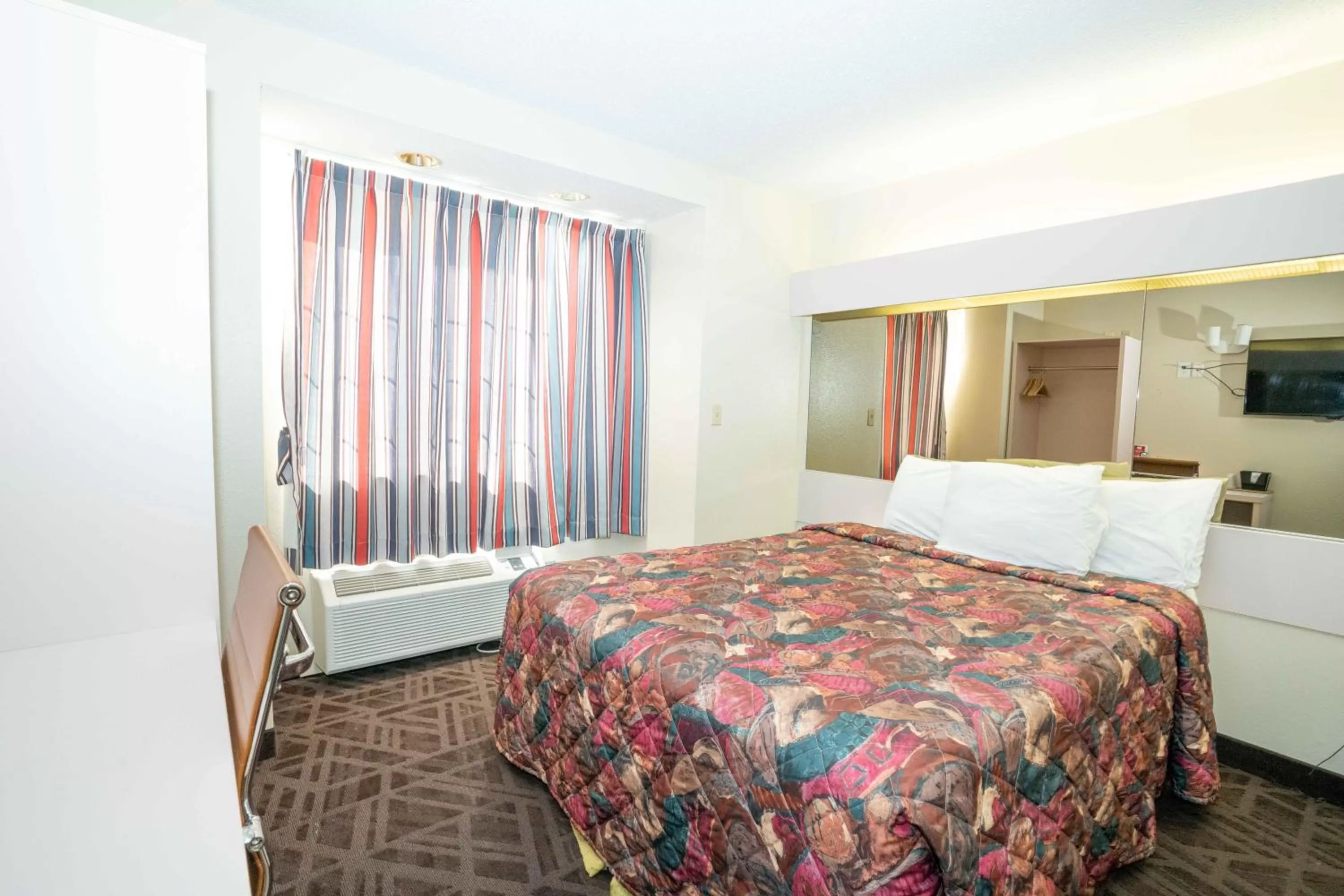 Queen Room - Smoking in Regency Inn & Suites DFW