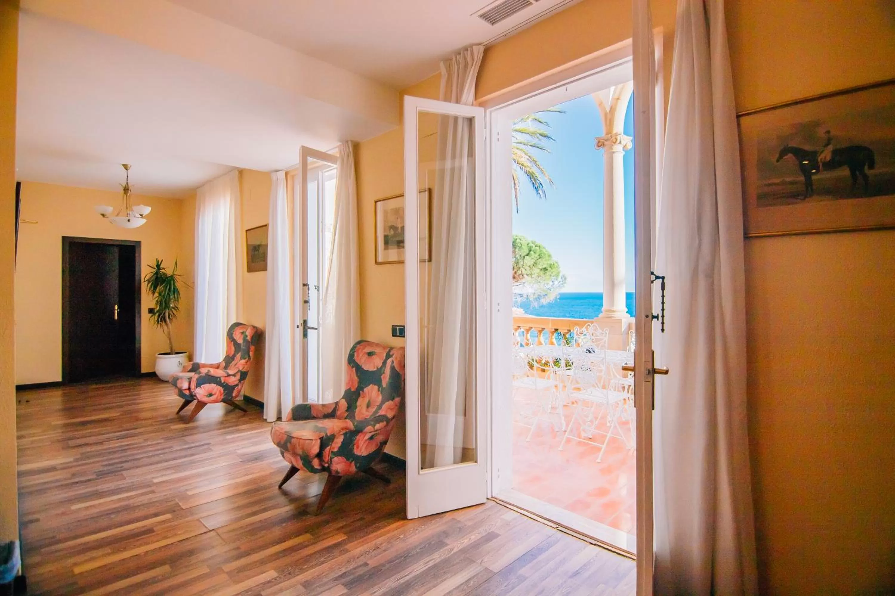 Luxury Suite in Hotel Roger de Flor by Seleqtta